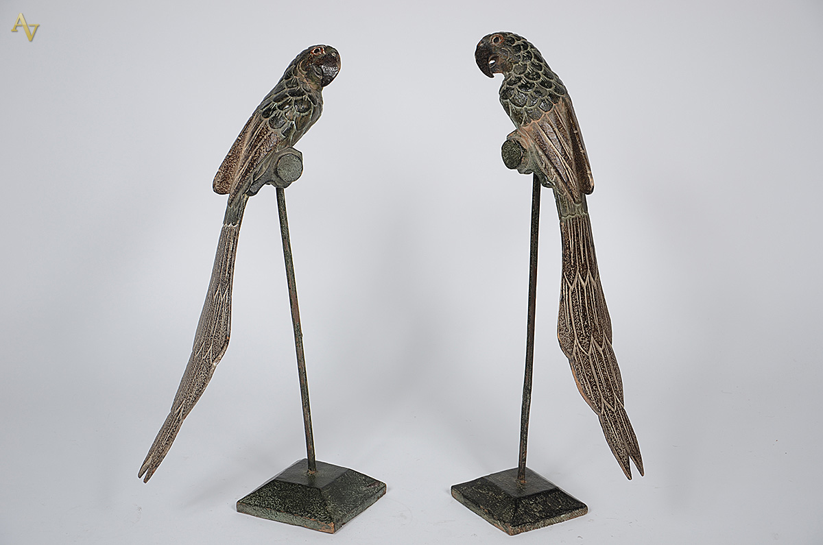 Par de papagaios de madeira patinada. Altura 52 cm cada.