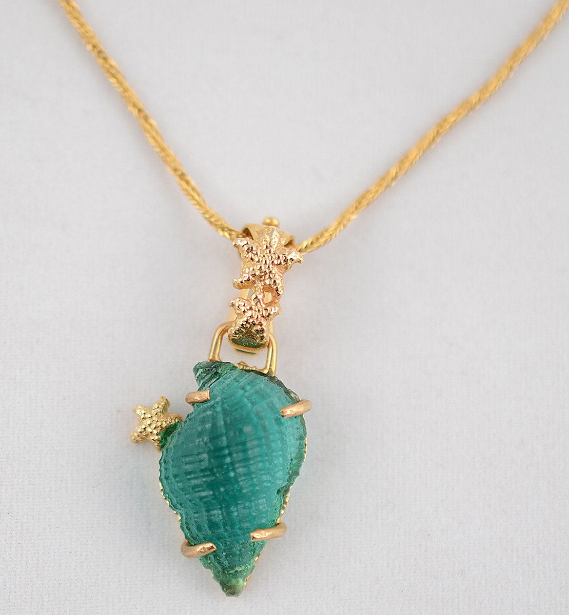 Cordão de ouro amarelo 18 k com pendente em forma de concha verde... - foto 1 de 2