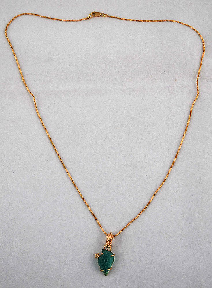 Cordão de ouro amarelo 18 k com pendente em forma de concha verde... - foto 2 de 2