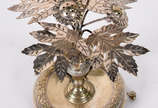 Paliteiro de prata contrastada representando ân... - Paliteiro de prata contrastada representando ânfora com ramos de folhas e flores.