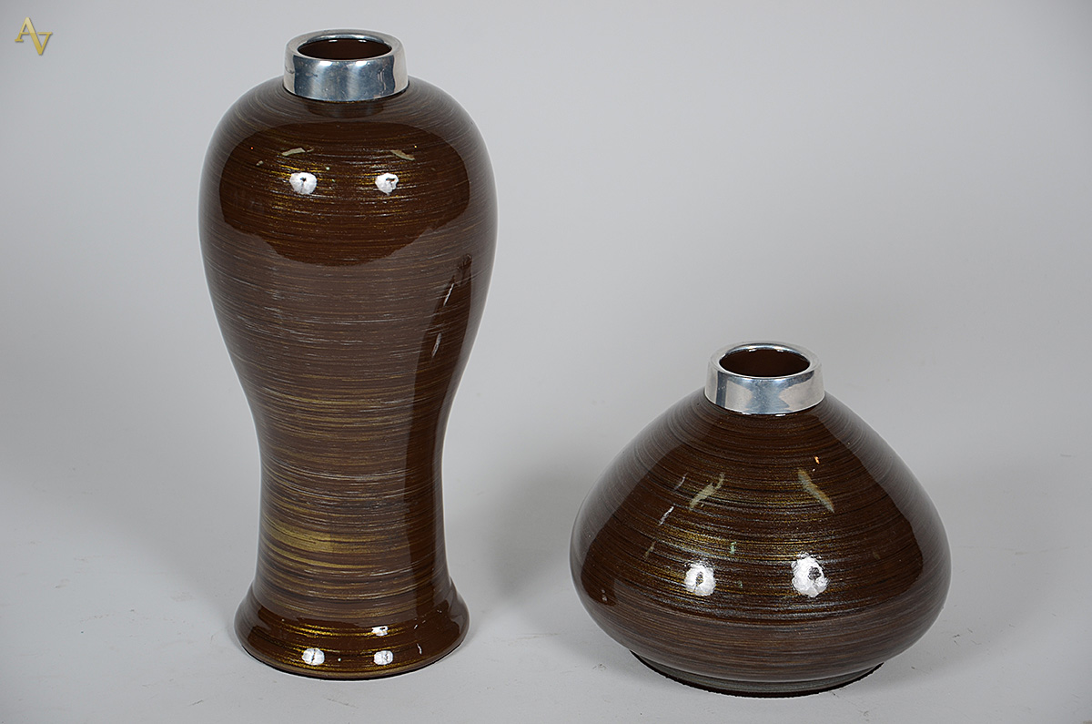 Conjunto com duas peças de cerâmica rajada. Alturas 15 cm e 29,5 cm.