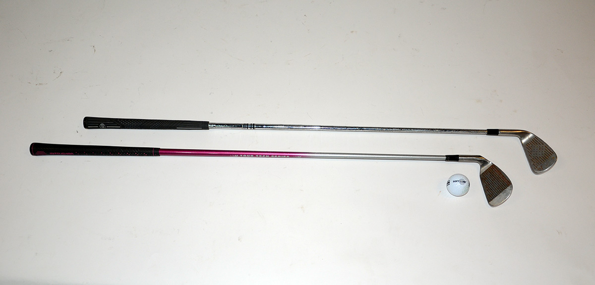 Dois tacos de golfe com bola, sendo um Mitsushiba e o outro Wilsom. - foto 1 de 2