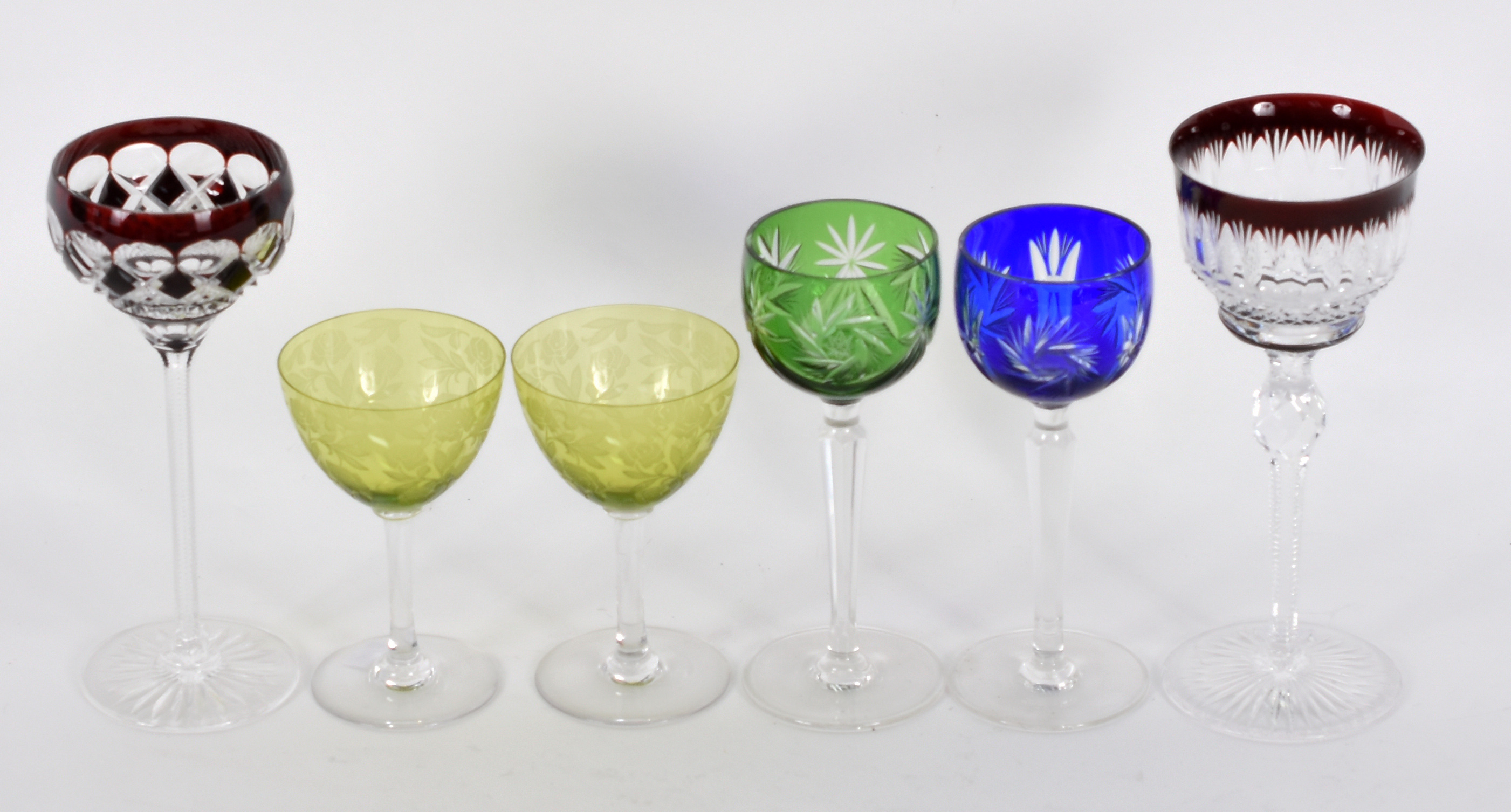 Lote com 6 cálices diversos para vinho de cristal em modelos e cores... - foto 1 de 3