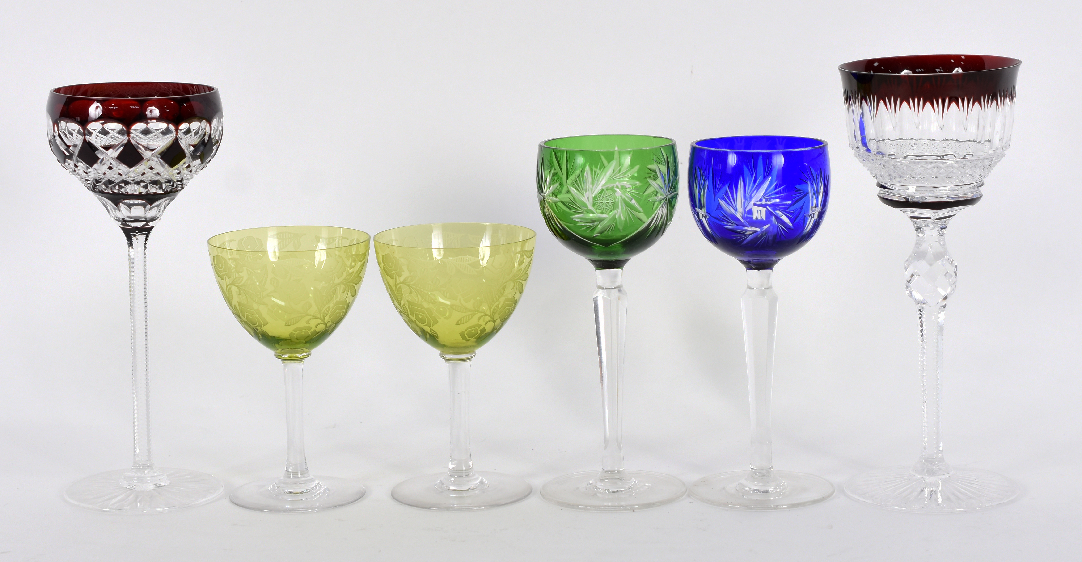 Lote com 6 cálices diversos para vinho de cristal em modelos e cores... - foto 2 de 3