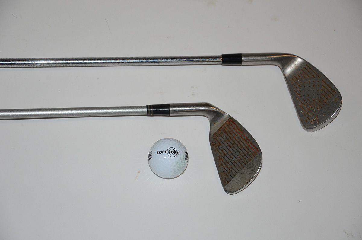 Dois tacos de golfe com bola, sendo um Mitsushiba e o outro Wilsom. - foto 2 de 2