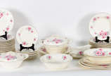Aparelho de jantar de faiança inglesa, decoraçã... - Aparelho de jantar de faiança inglesa, decoração floral em policromia, composto de: 24 pratos rasos (14 com craquelê), 12 fundos, 12 de sobremes...