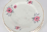 Aparelho de jantar de faiança inglesa, decoraçã... - Aparelho de jantar de faiança inglesa, decoração floral em policromia, composto de: 24 pratos rasos (14 com craquelê), 12 fundos, 12 de sobremes...