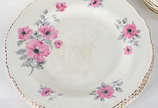 Aparelho de jantar de faiança inglesa, decoraçã... - Aparelho de jantar de faiança inglesa, decoração floral em policromia, composto de: 24 pratos rasos (14 com craquelê), 12 fundos, 12 de sobremes...