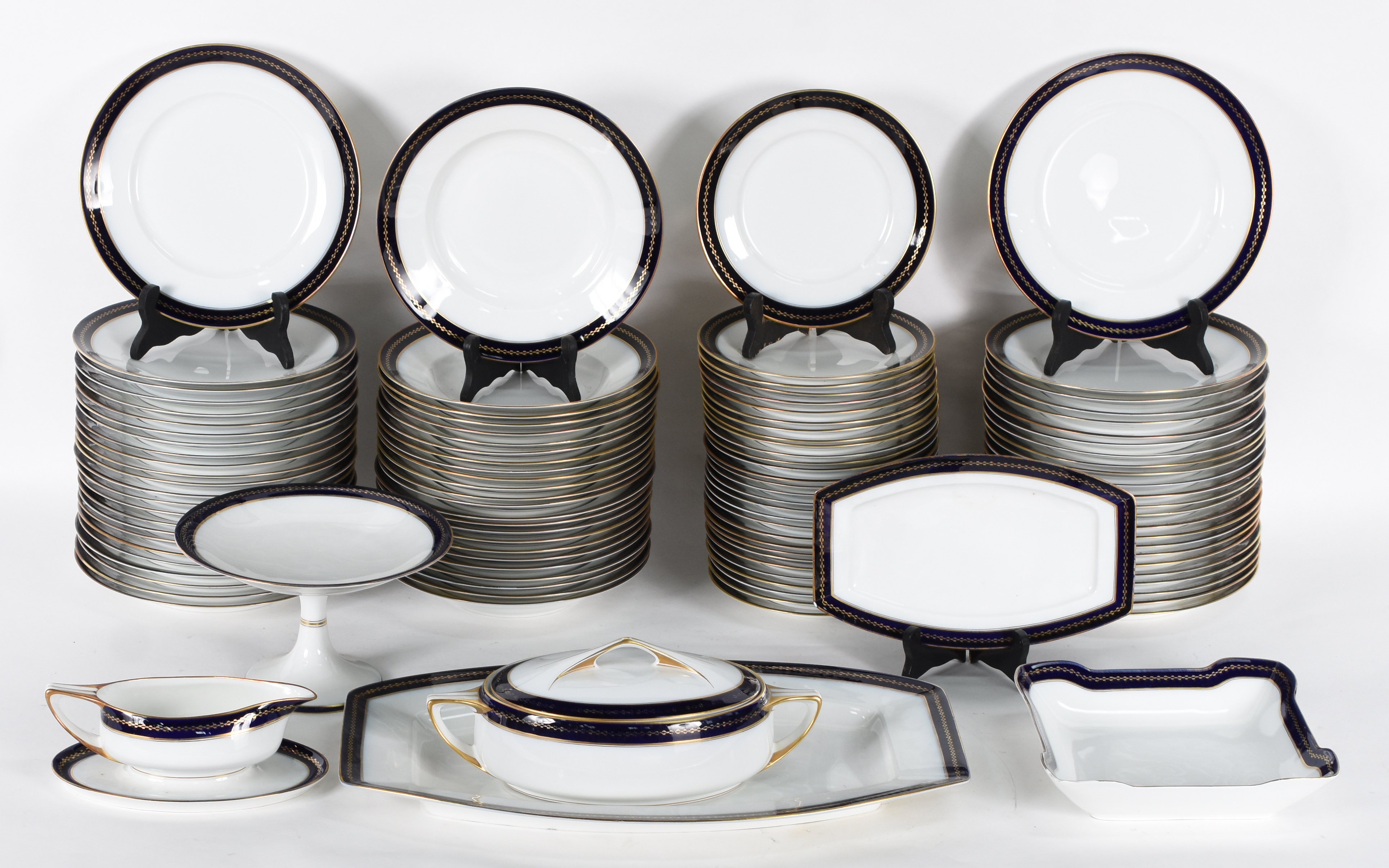 Aparelho de jantar de porcelana Rosenthal, cor branca com borda azul... - foto 1 de 6