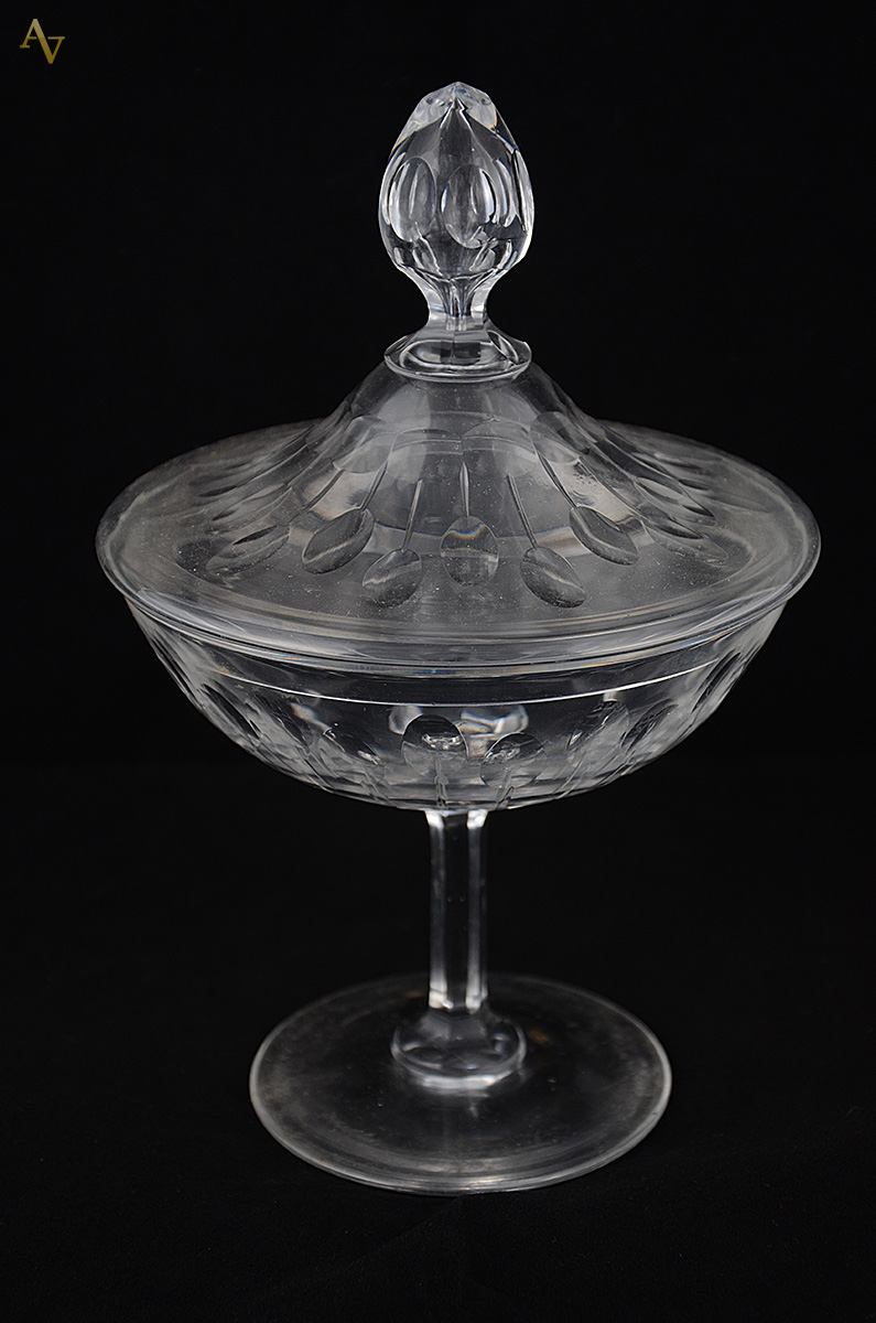 Compoteira de cristal tcheco lapidado. Altura 25 cm e diâmetro 15,5...