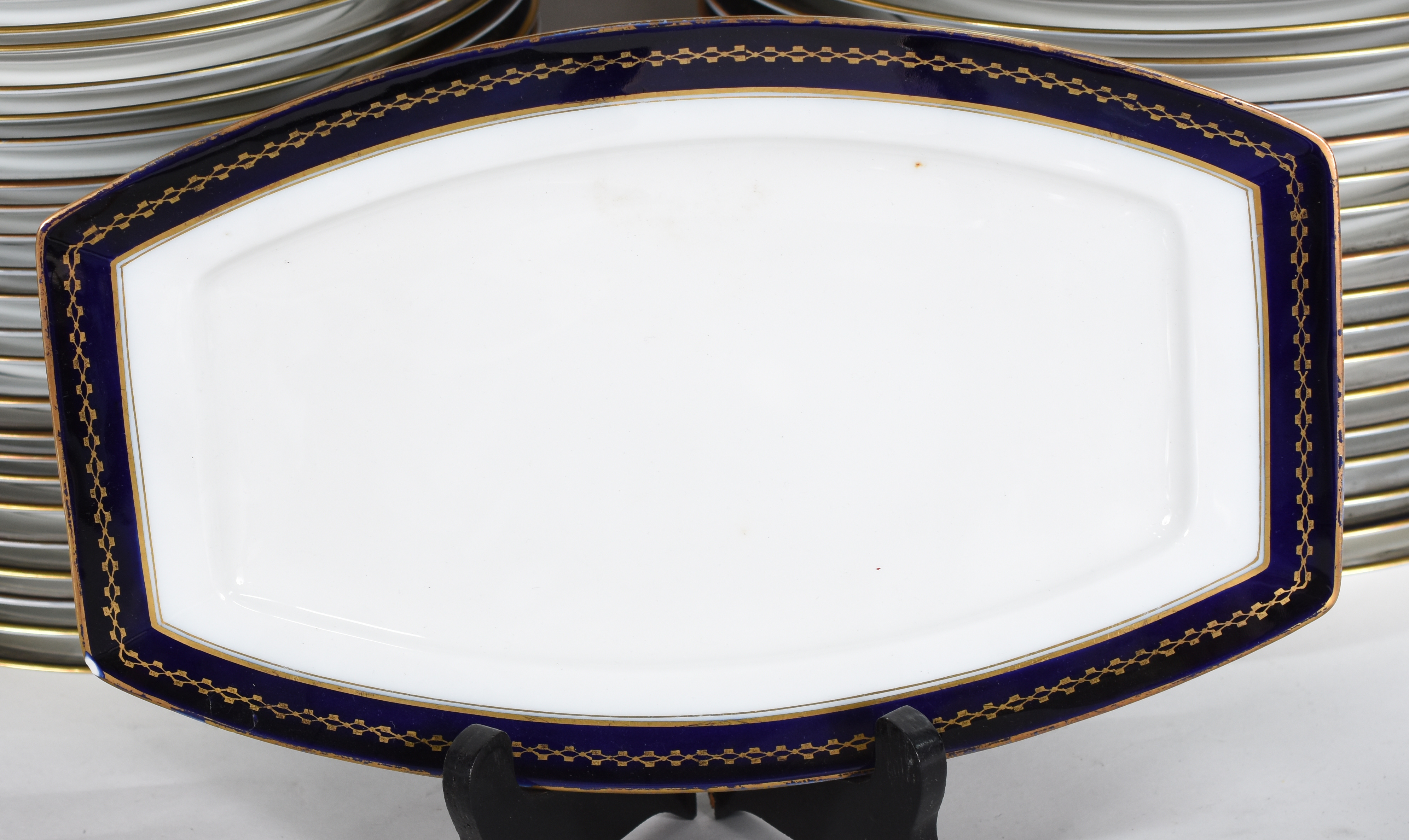 Aparelho de jantar de porcelana Rosenthal, cor branca com borda azul... - foto 2 de 6