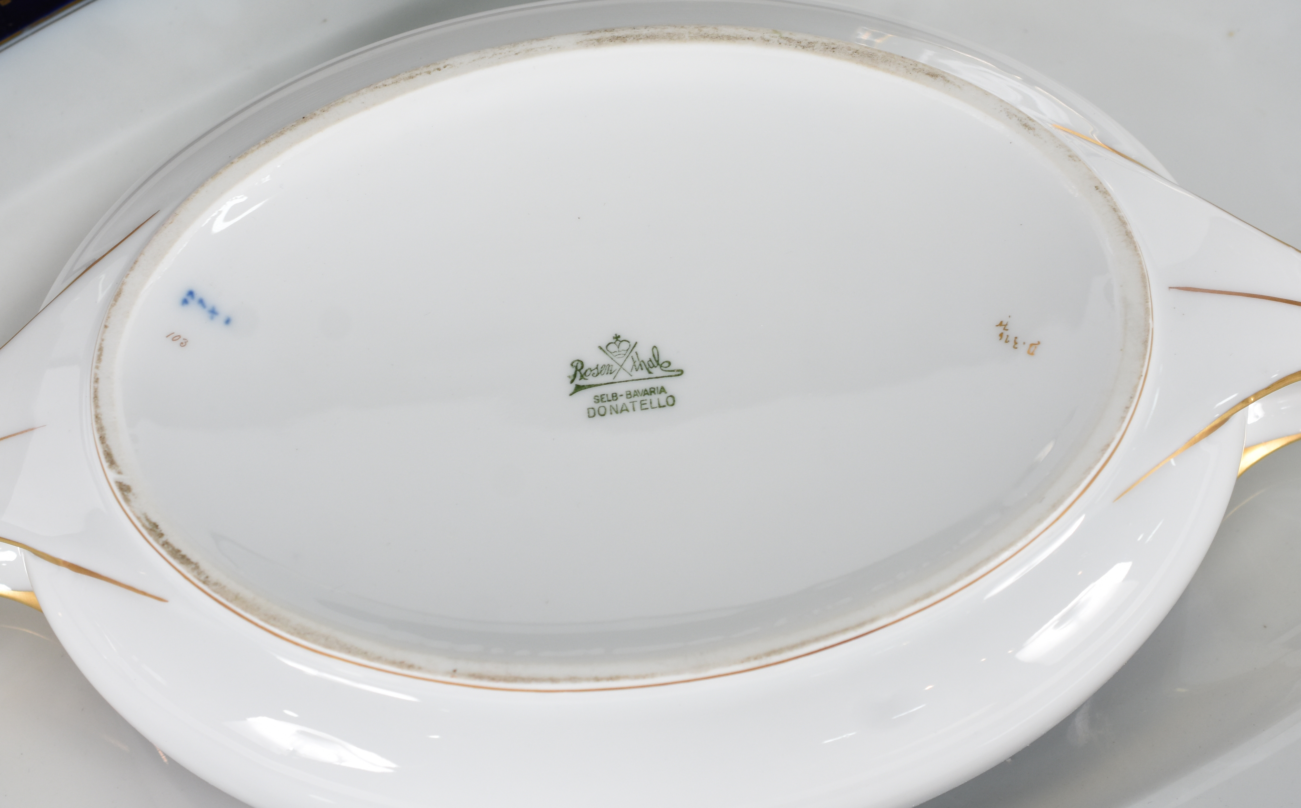 Aparelho de jantar de porcelana Rosenthal, cor branca com borda azul... - foto 4 de 6