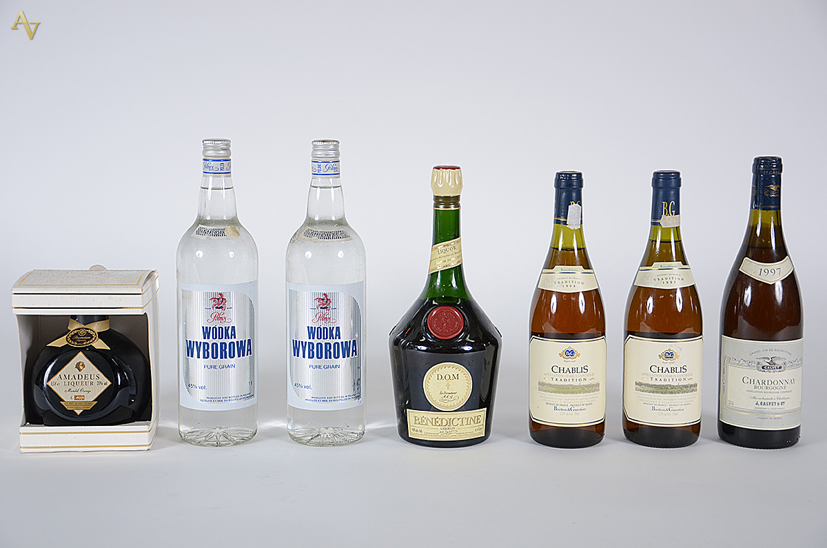 Sete bebidas, sendo: licor Benedictne, vinho branco Chardonnay, 2...
