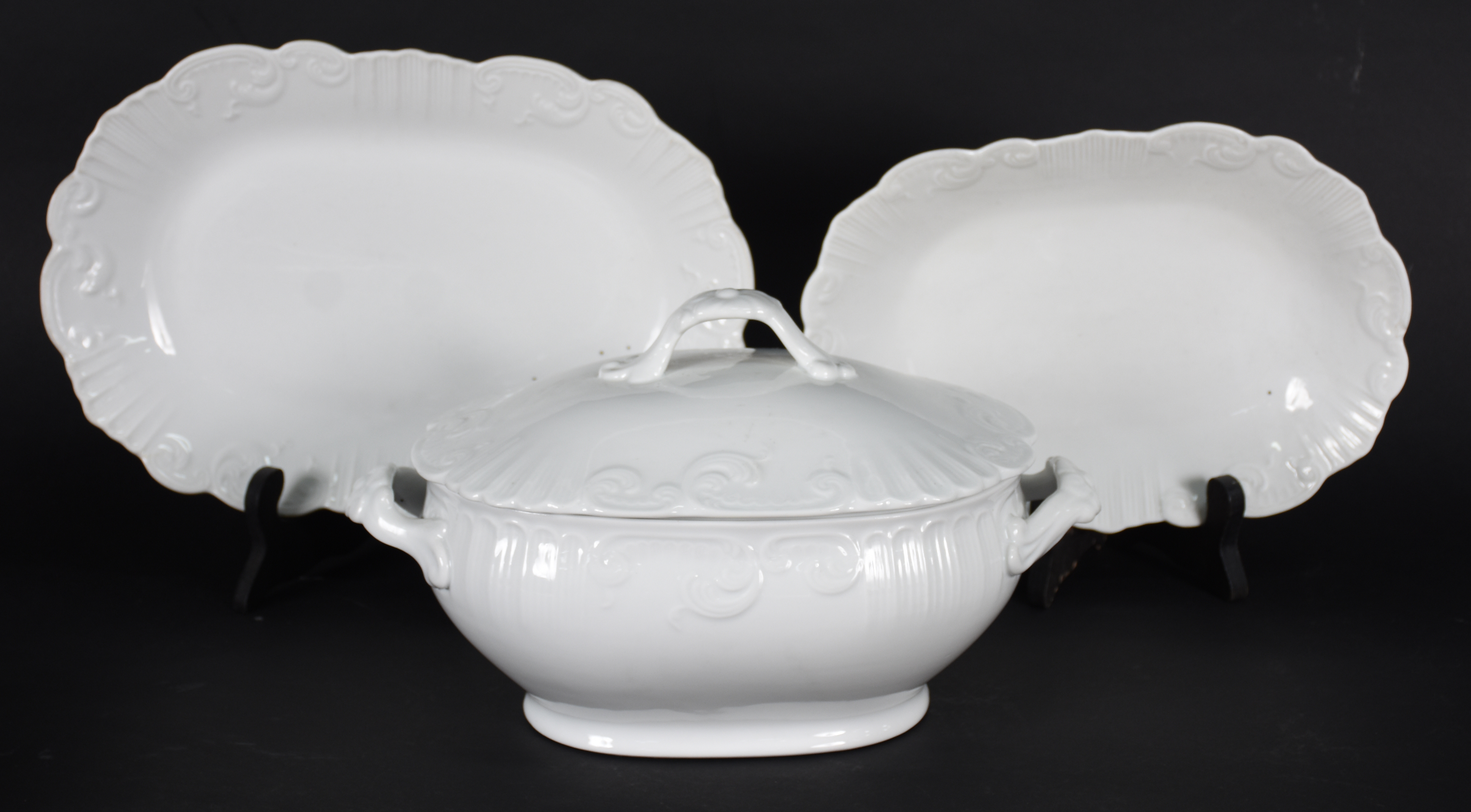 Tres peças de porcelana portuguesa VISTA ALEGRE na cor branca, sendo... - foto 1 de 4