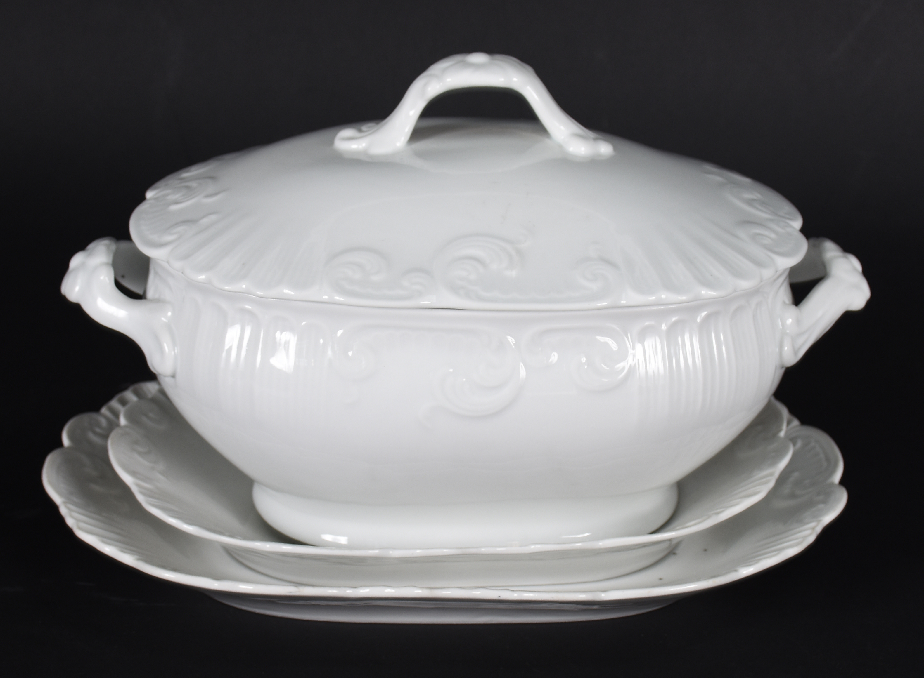 Tres peças de porcelana portuguesa VISTA ALEGRE na cor branca, sendo... - foto 3 de 4