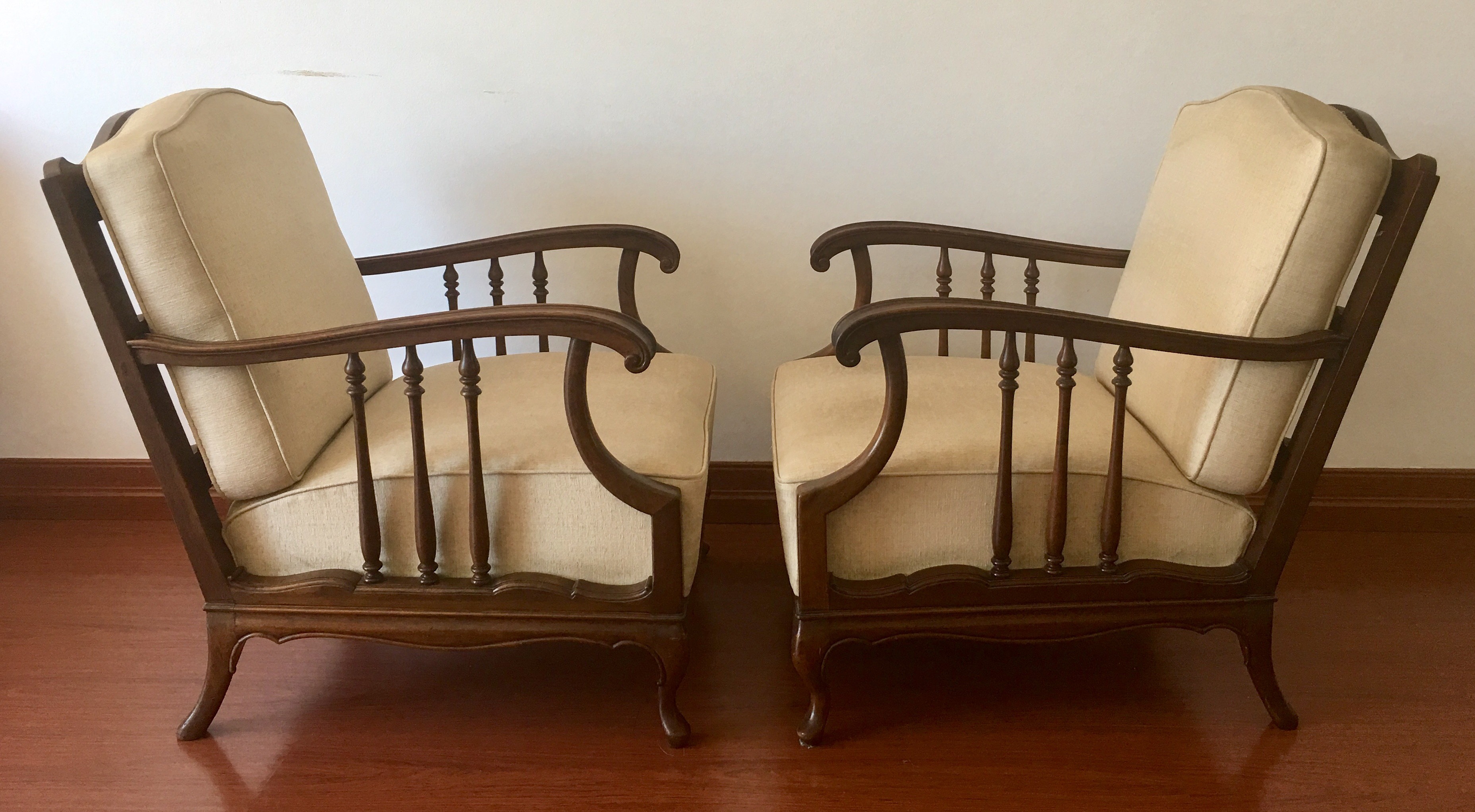 Par de poltronas de madeira nobre, assentos estofados e encostos com... - foto 3 de 5