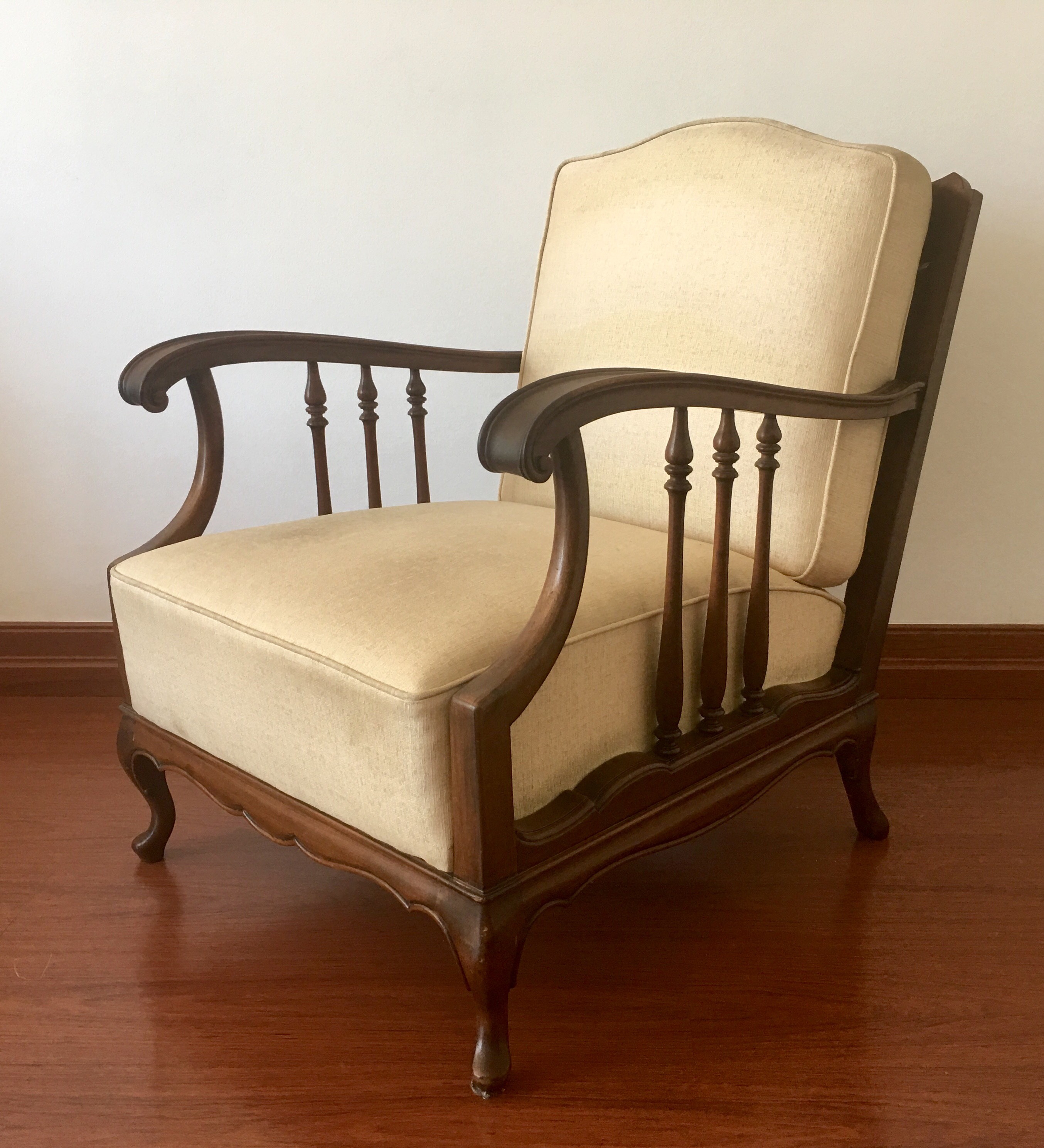 Par de poltronas de madeira nobre, assentos estofados e encostos com... - foto 5 de 5