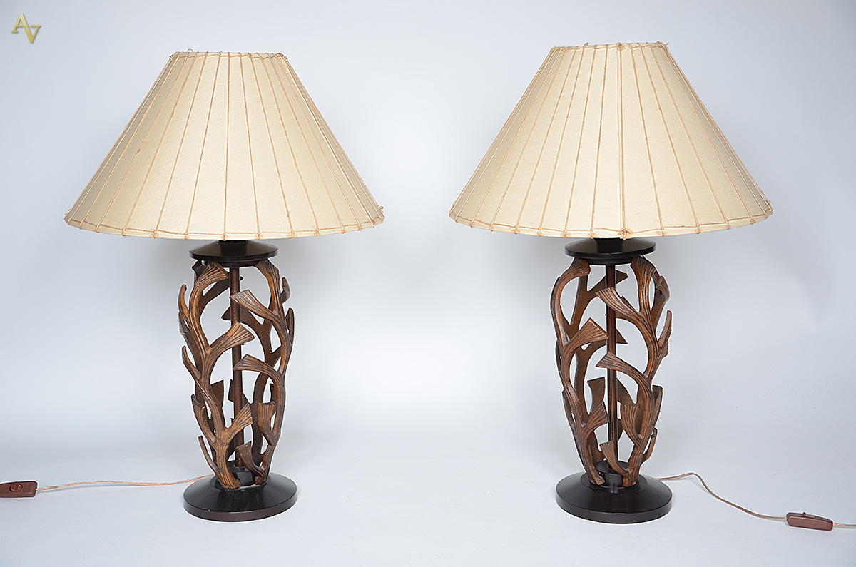 Par de abajures de metal com cúpula. Altura 75 cm cada.