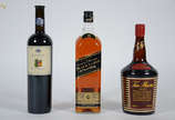 Três bebidas, sendo: whisky Johnnie Walker Blac... - Três bebidas, sendo: whisky Johnnie Walker Black Label, licor Tia Maria e vinho tinto merlot Borton e Guestier.