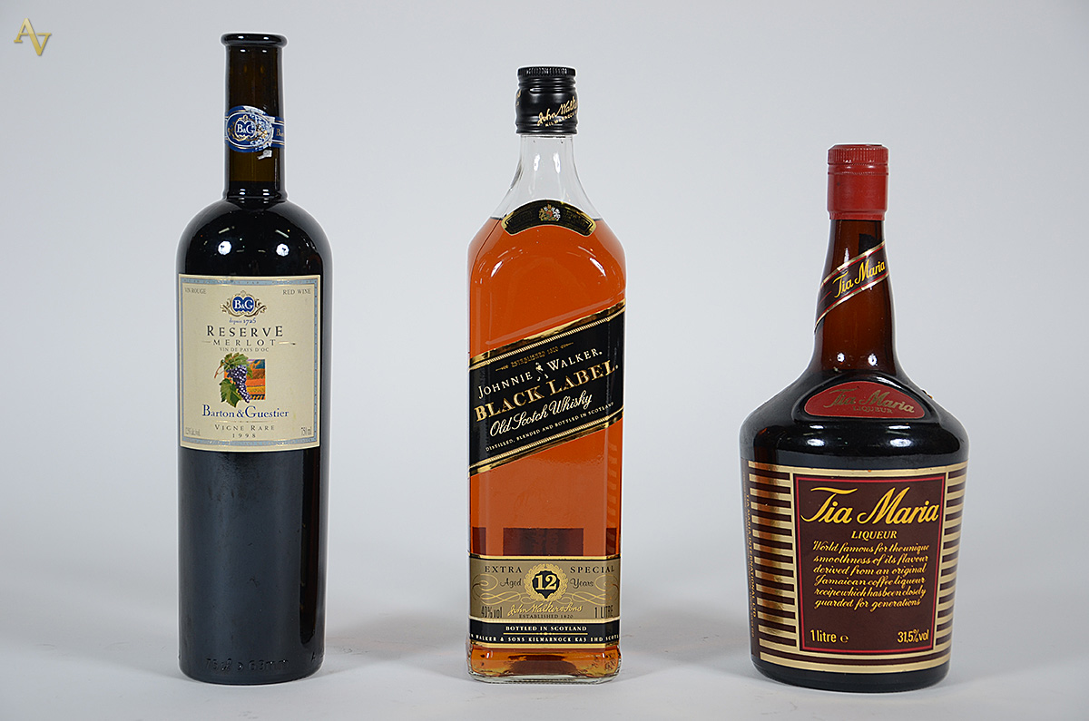 Três bebidas, sendo: whisky Johnnie Walker Black Label, licor Tia... - foto 1 de 2