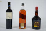 Três bebidas, sendo: whisky Johnnie Walker Blac... - Três bebidas, sendo: whisky Johnnie Walker Black Label, licor Tia Maria e vinho tinto merlot Borton e Guestier.