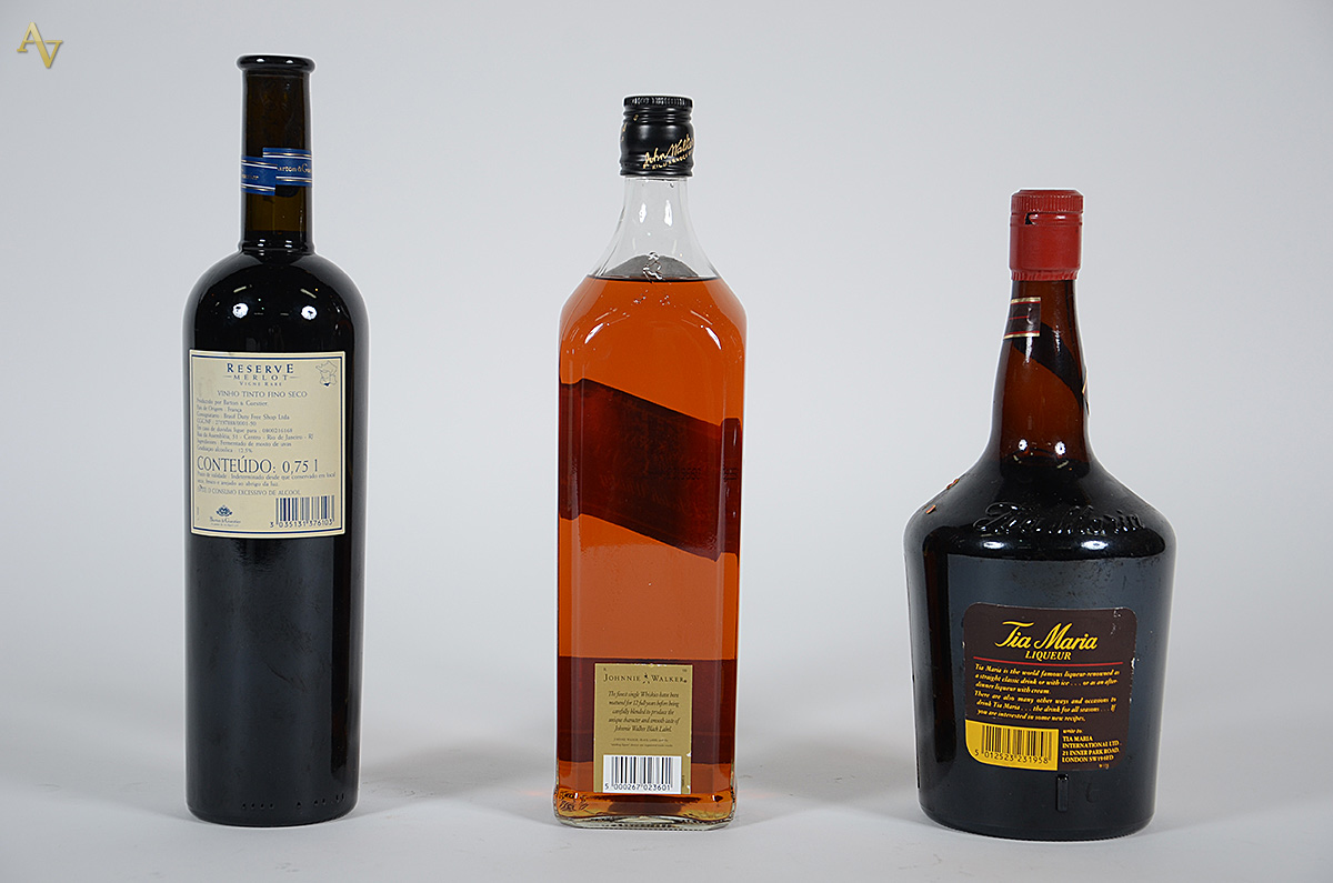 Três bebidas, sendo: whisky Johnnie Walker Black Label, licor Tia... - foto 2 de 2