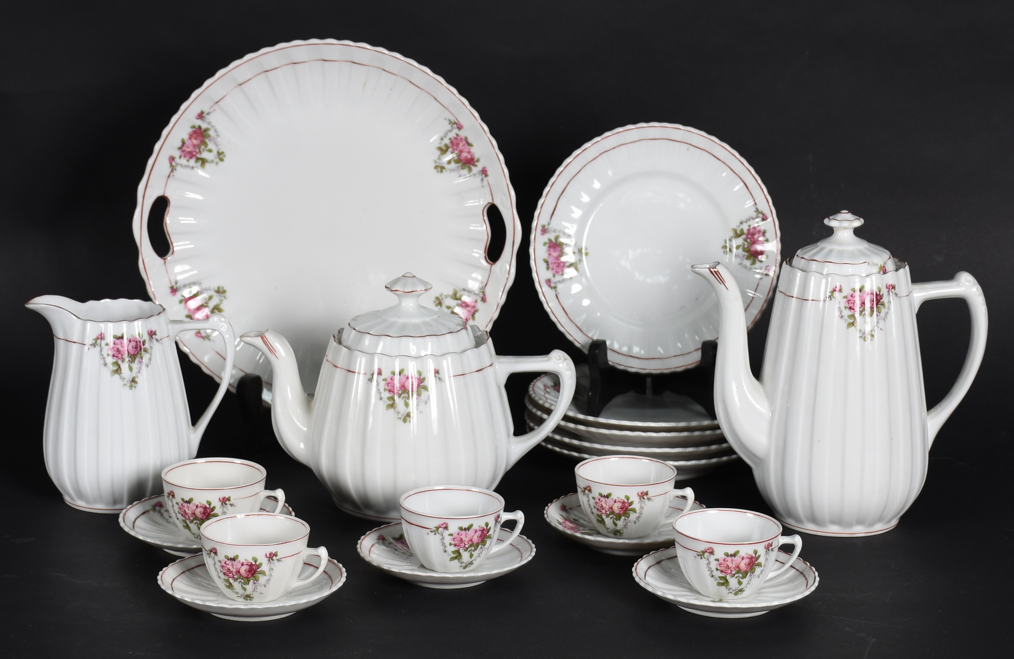 Pequeno serviço para café de porcelana Real, composto de 2 bules... - foto 1 de 3