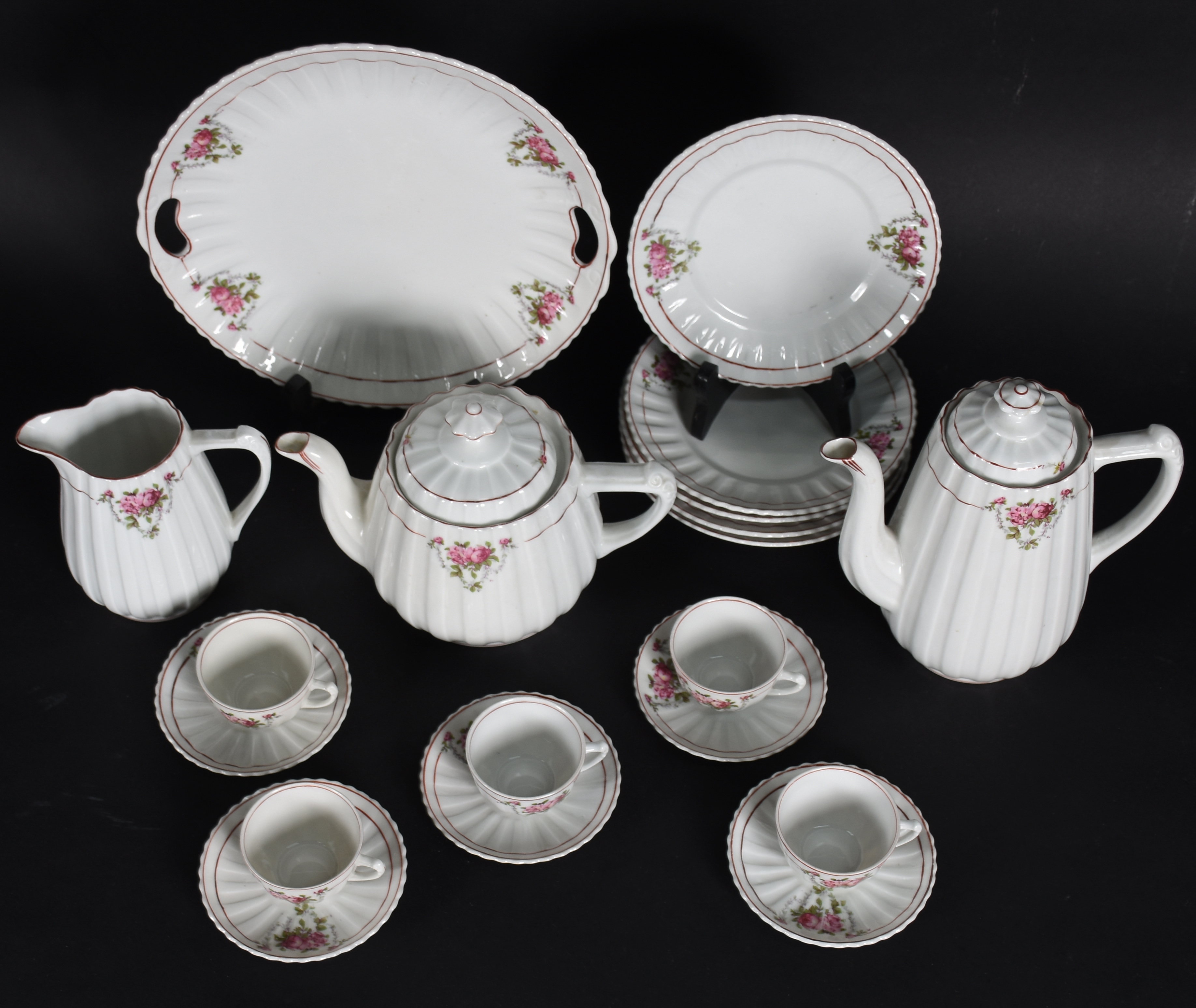 Pequeno serviço para café de porcelana Real, composto de 2 bules... - foto 2 de 3