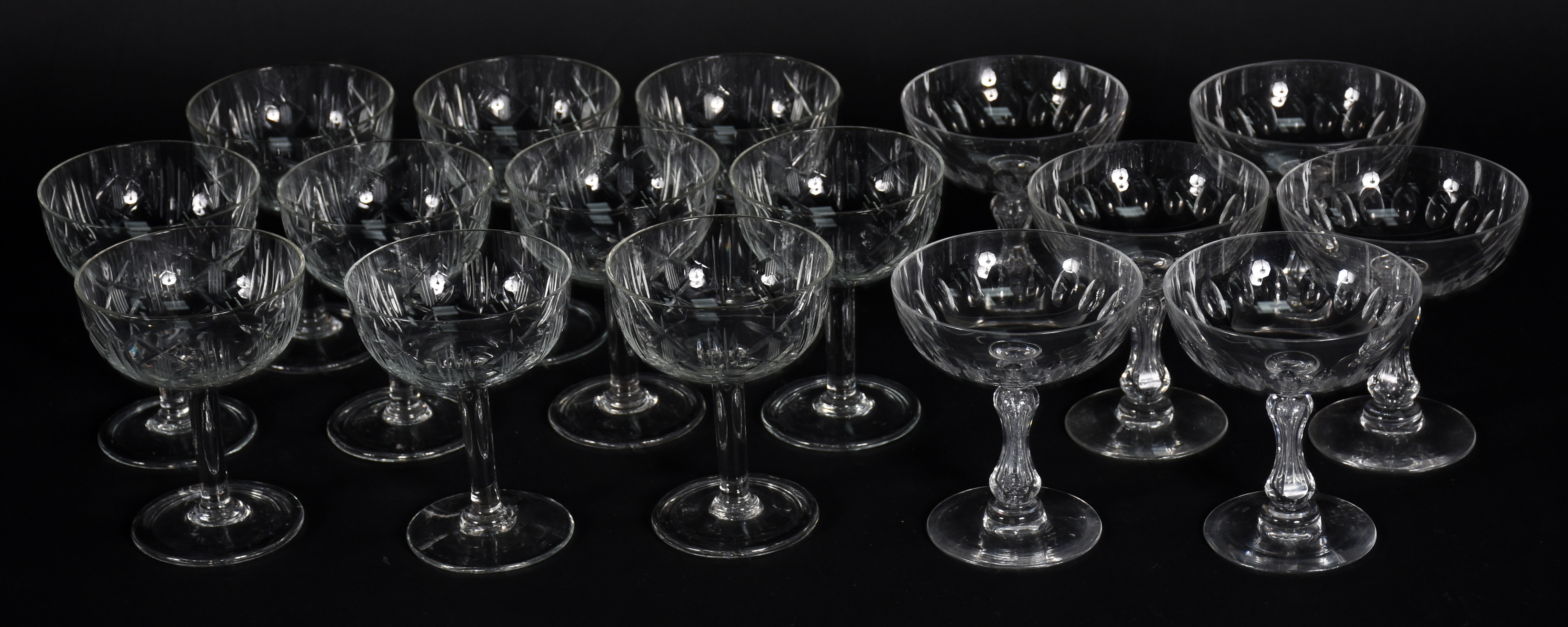 Lote com 16 taças para champagne de cristal, sendo 6 facetadas (uma... - foto 1 de 8