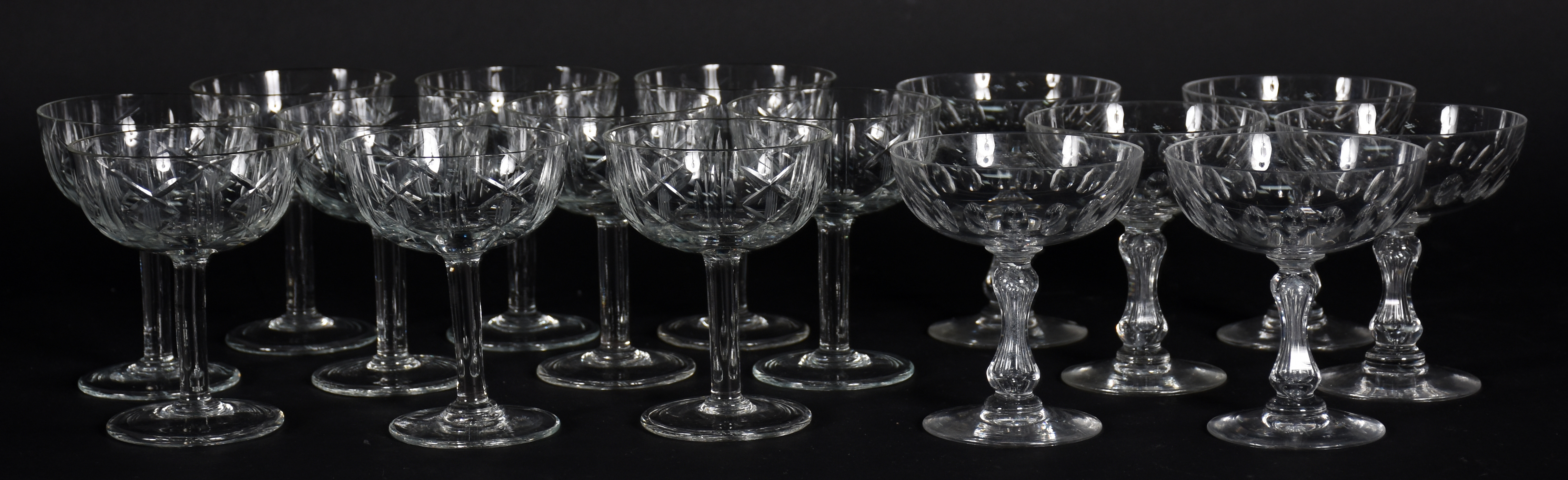 Lote com 16 taças para champagne de cristal, sendo 6 facetadas (uma... - foto 2 de 8