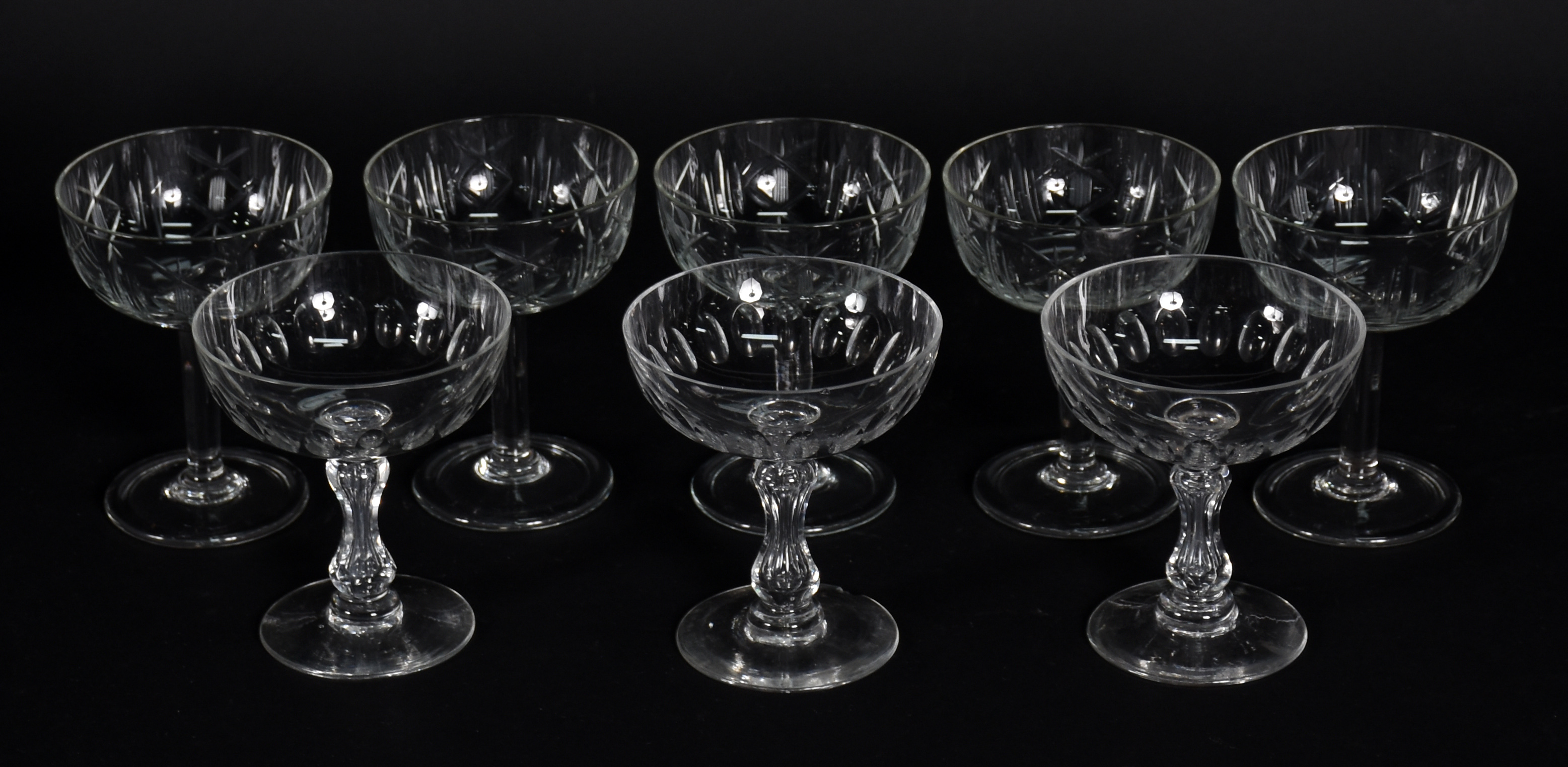 Lote com 16 taças para champagne de cristal, sendo 6 facetadas (uma... - foto 4 de 8
