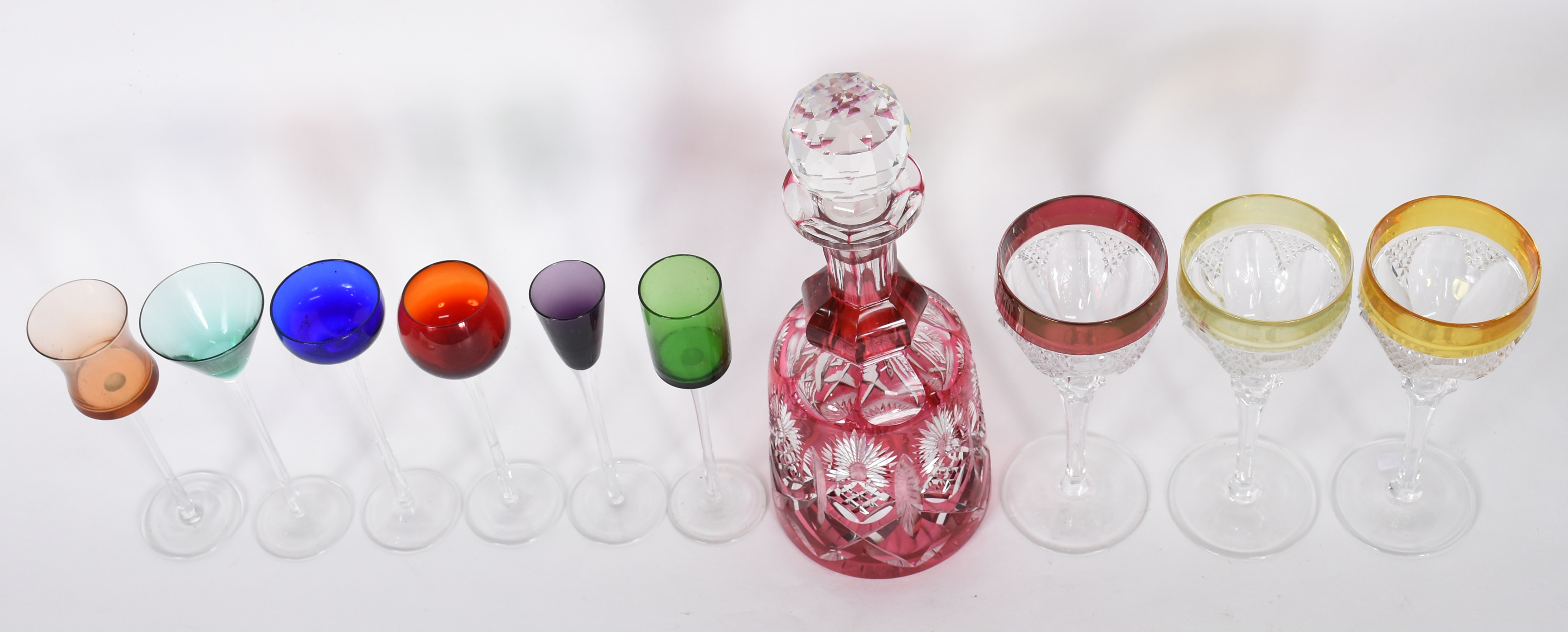 Diversas peças, sendo: Garrafa de cristal doublé rubi lapidada... - foto 2 de 6