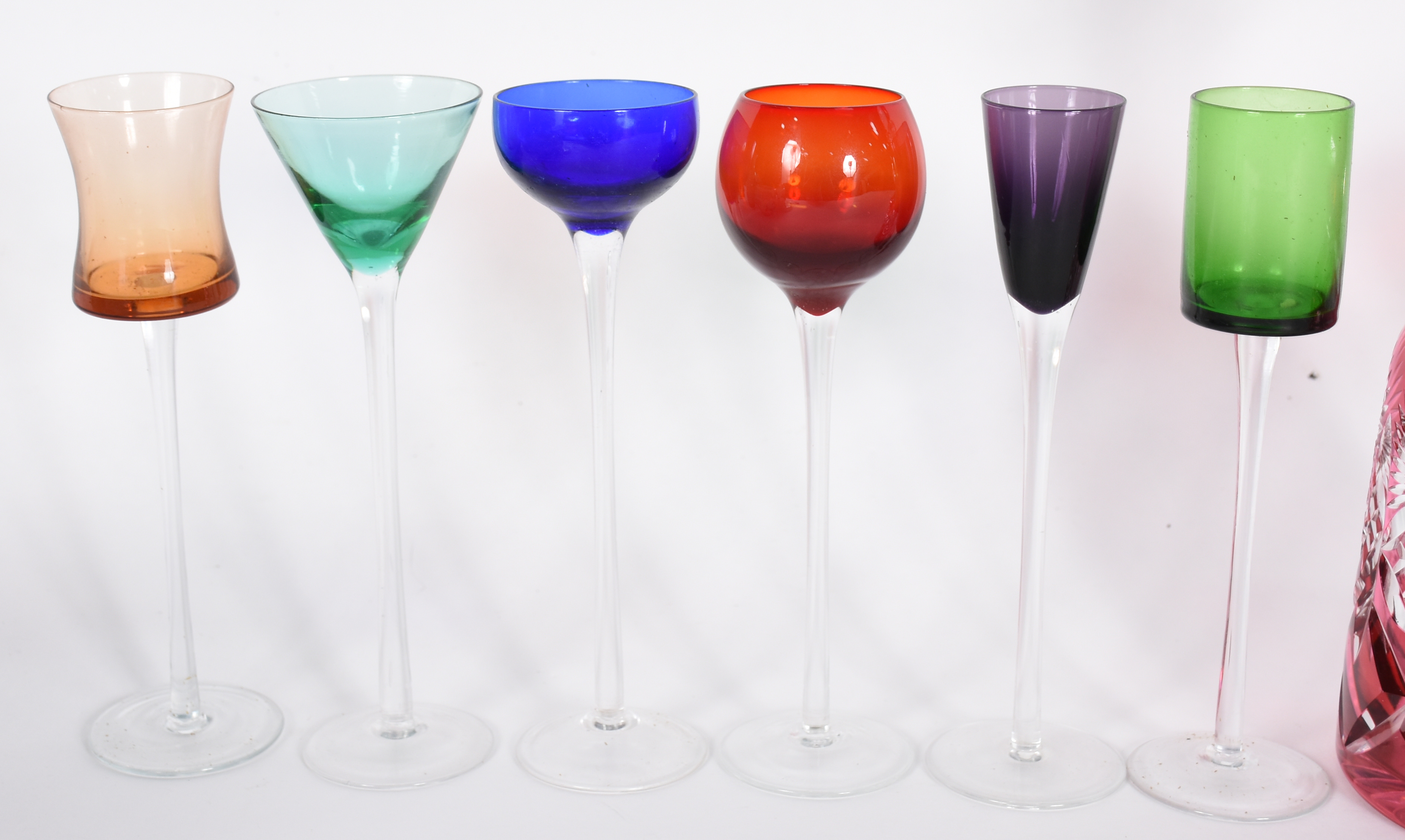 Diversas peças, sendo: Garrafa de cristal doublé rubi lapidada... - foto 3 de 6