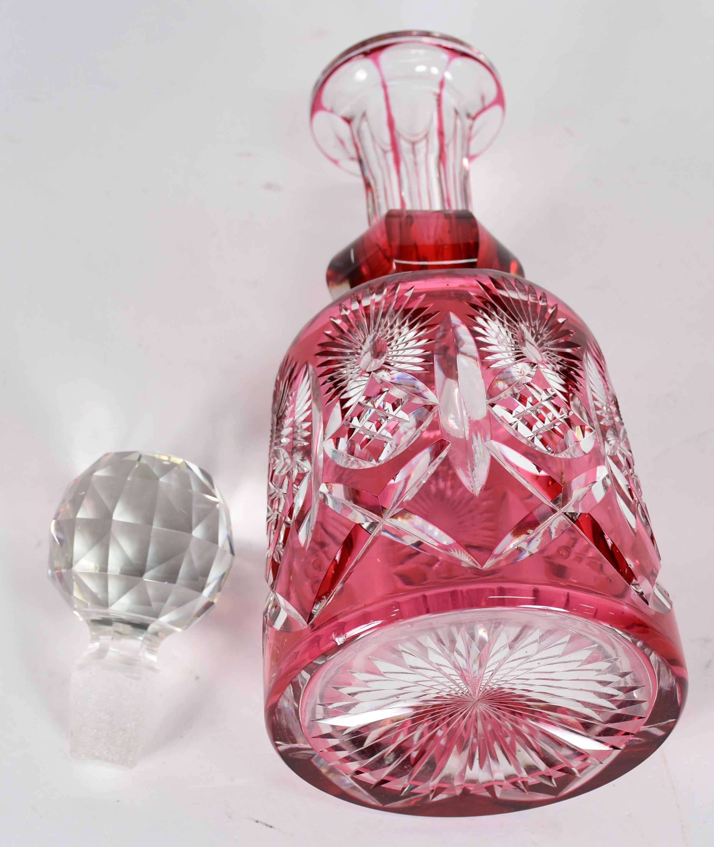Diversas peças, sendo: Garrafa de cristal doublé rubi lapidada... - foto 4 de 6