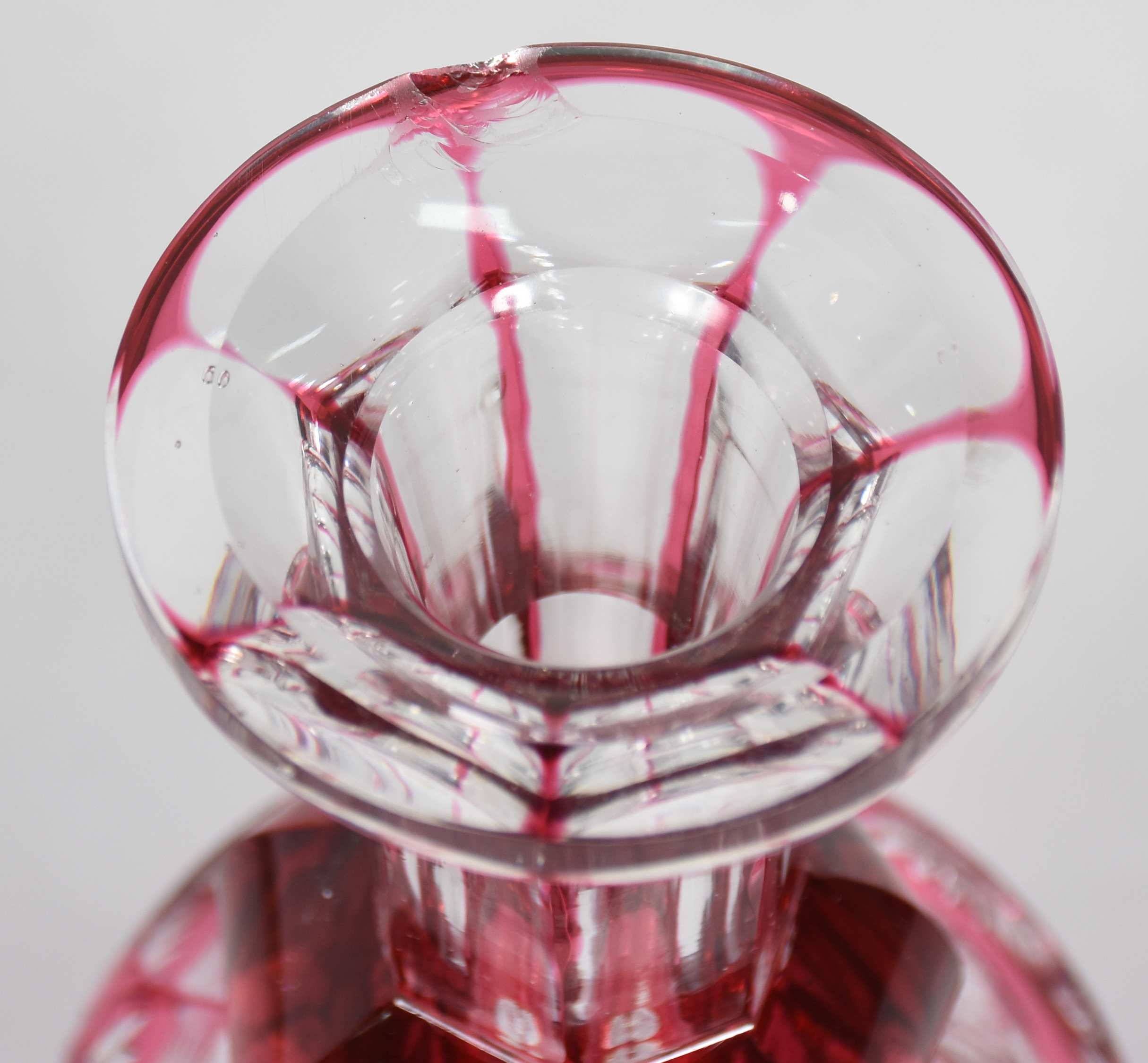 Diversas peças, sendo: Garrafa de cristal doublé rubi lapidada... - foto 5 de 6