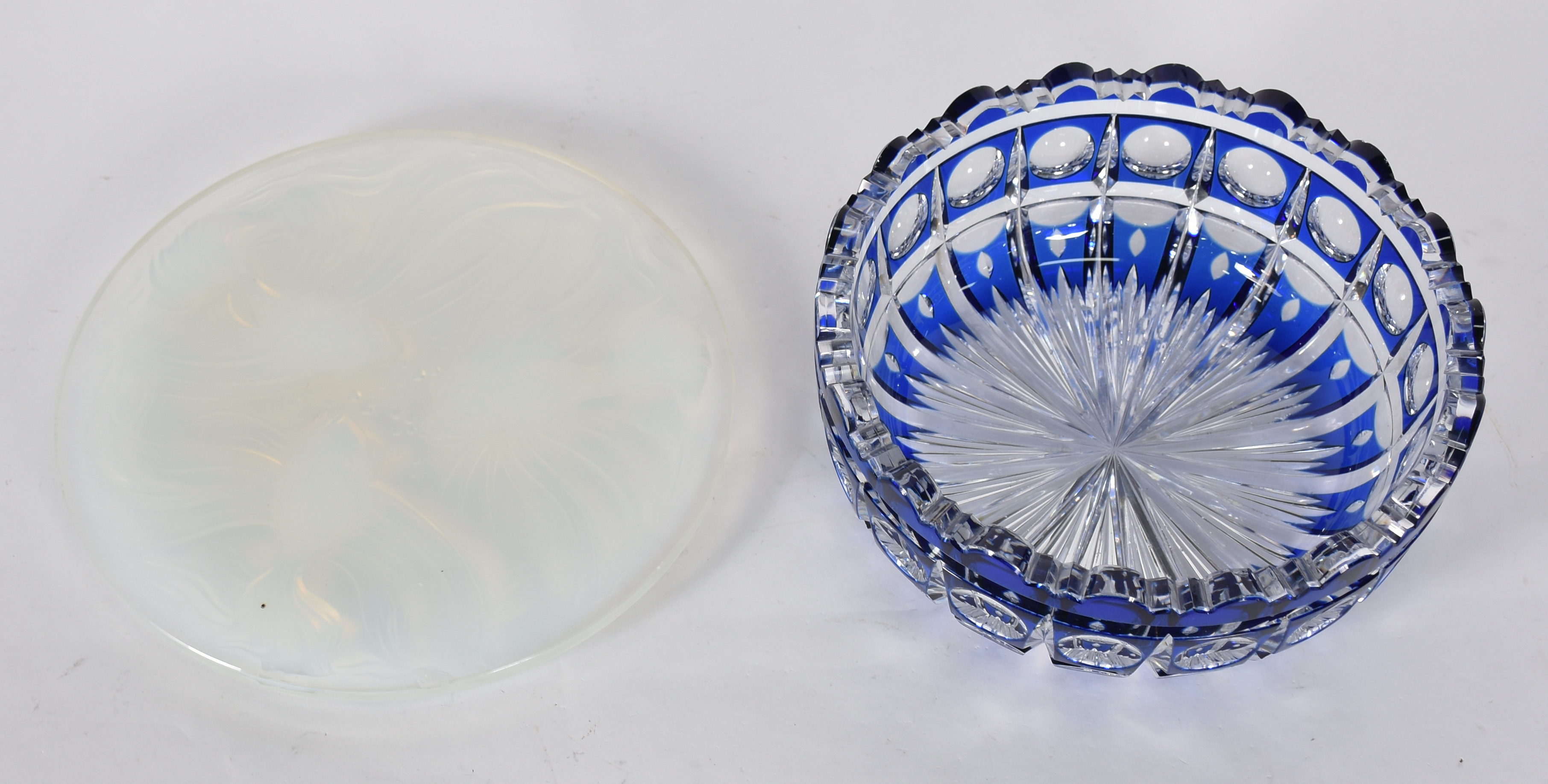 Duas peças diversas, sendo: Bowl de cristal lapidado doublé azul... - foto 1 de 7