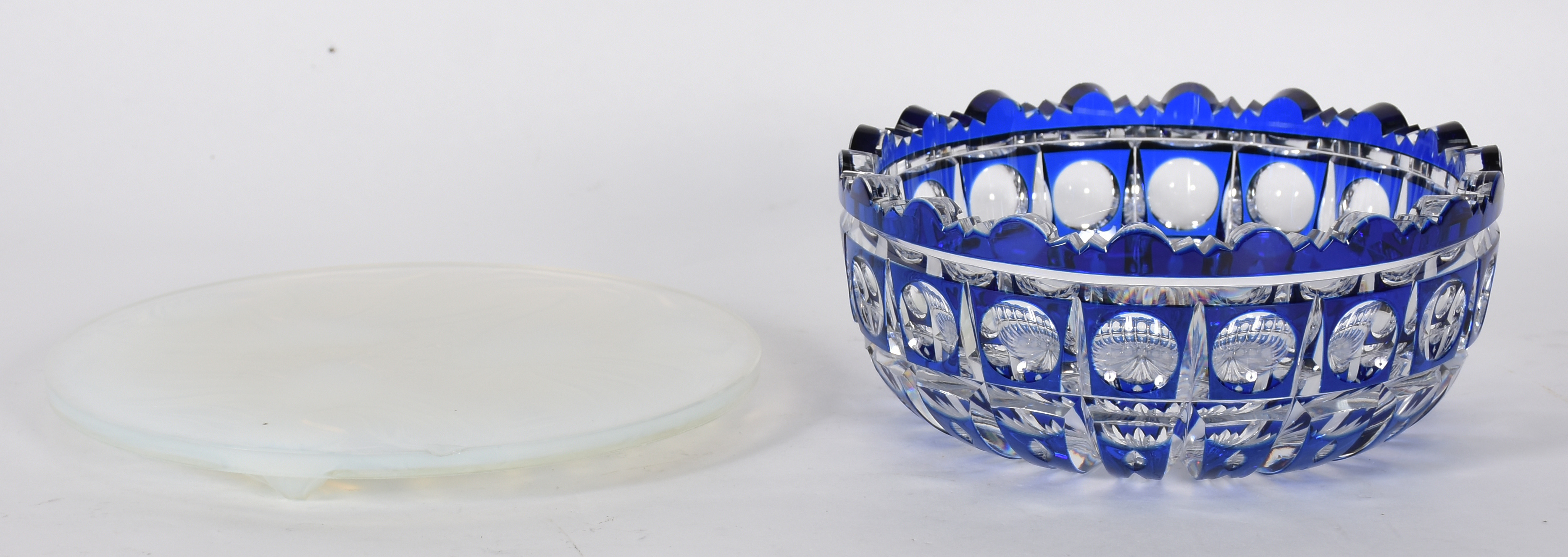 Duas peças diversas, sendo: Bowl de cristal lapidado doublé azul... - foto 2 de 7