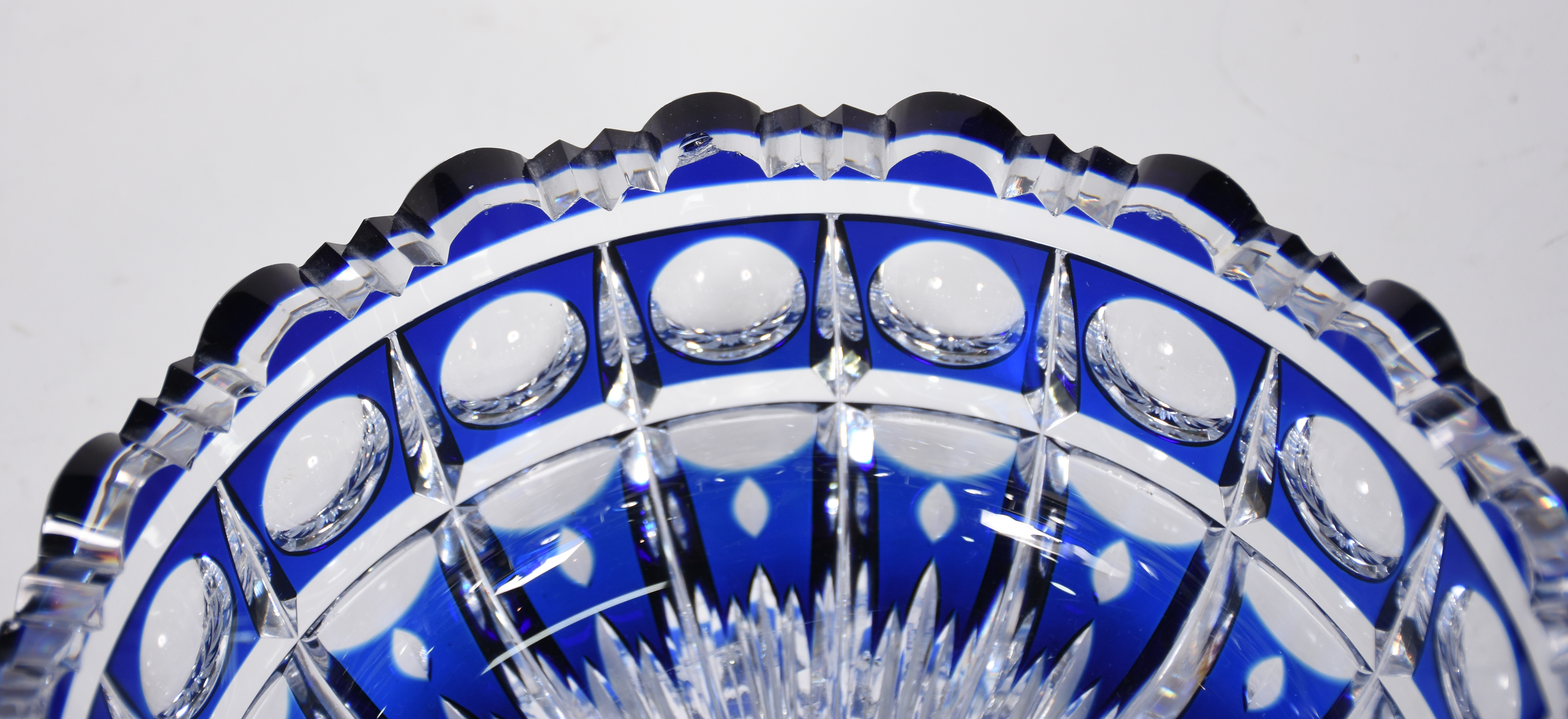 Duas peças diversas, sendo: Bowl de cristal lapidado doublé azul... - foto 6 de 7