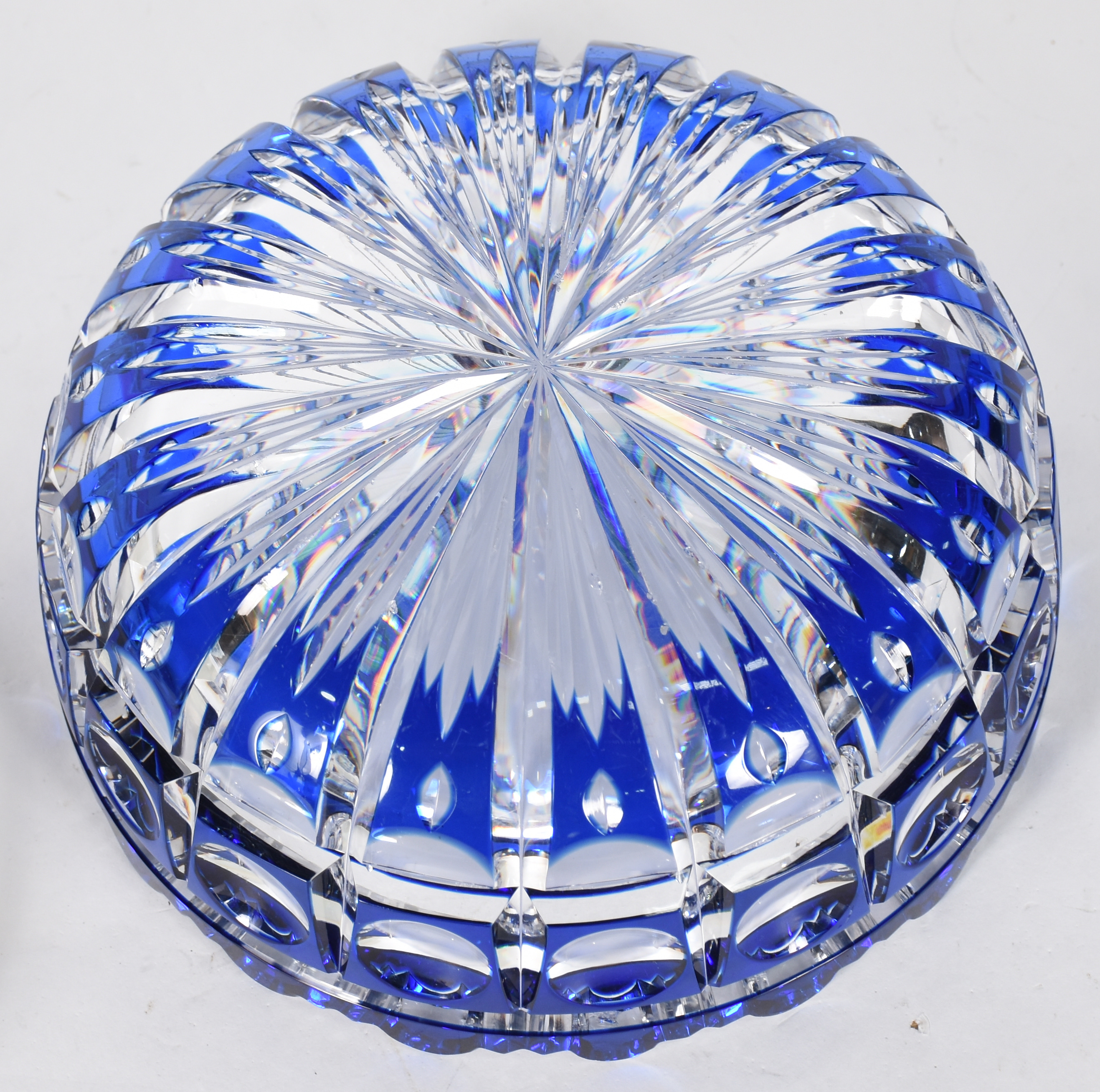 Duas peças diversas, sendo: Bowl de cristal lapidado doublé azul... - foto 7 de 7