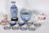 Diversas peças, sendo 6 xícaras para café com p... - Diversas peças, sendo 6 xícaras para café com pires de porcelana japonesa (uma com fio de cabelo); 2 xícaras azul e branca; 1 xícara com pires n...