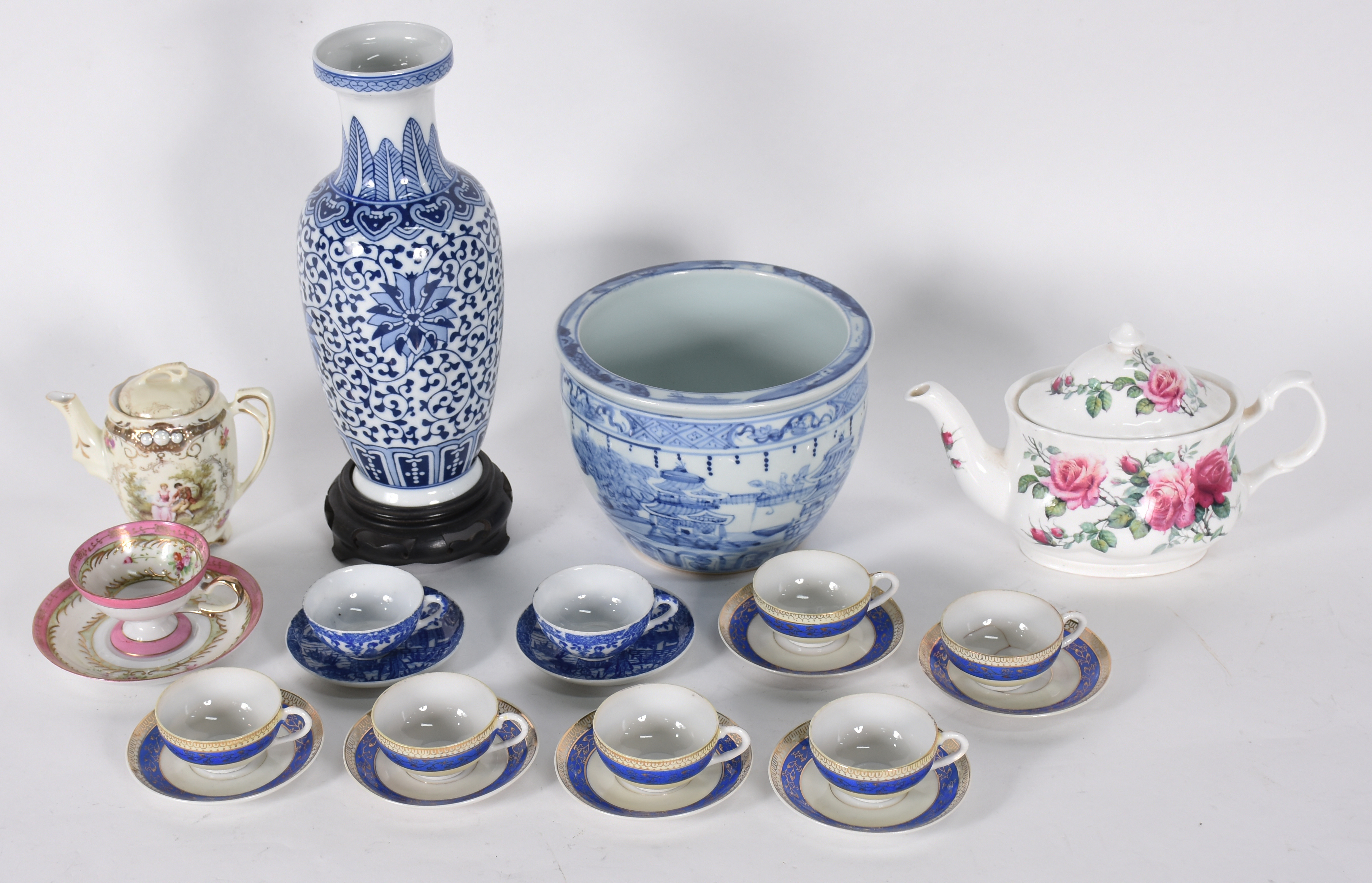 Diversas peças, sendo 6 xícaras para café com pires de porcelana... - foto 1 de 8