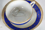 Diversas peças, sendo 6 xícaras para café com p... - Diversas peças, sendo 6 xícaras para café com pires de porcelana japonesa (uma com fio de cabelo); 2 xícaras azul e branca; 1 xícara com pires n...