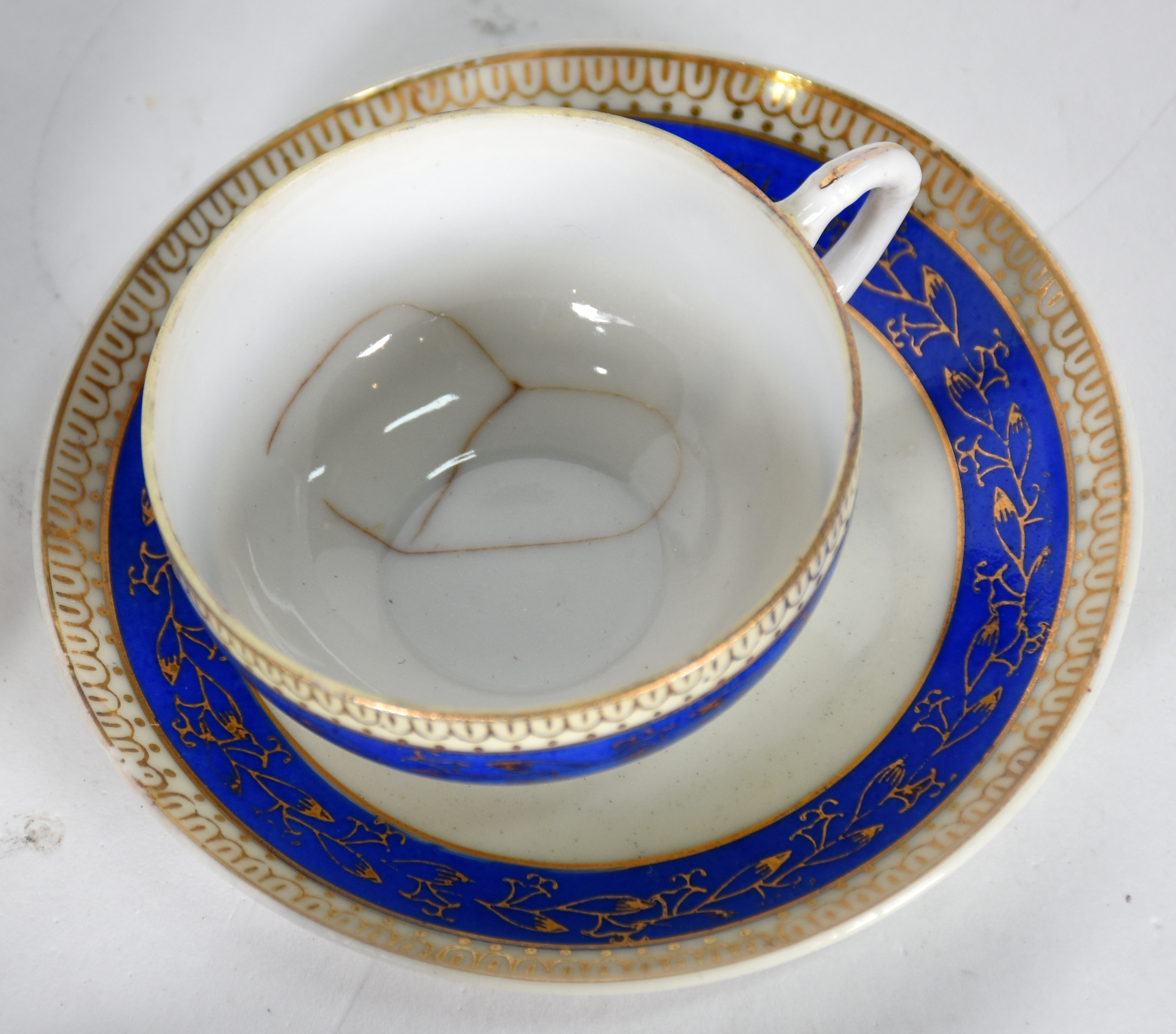 Diversas peças, sendo 6 xícaras para café com pires de porcelana... - foto 2 de 8