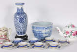 Diversas peças, sendo 6 xícaras para café com p... - Diversas peças, sendo 6 xícaras para café com pires de porcelana japonesa (uma com fio de cabelo); 2 xícaras azul e branca; 1 xícara com pires n...