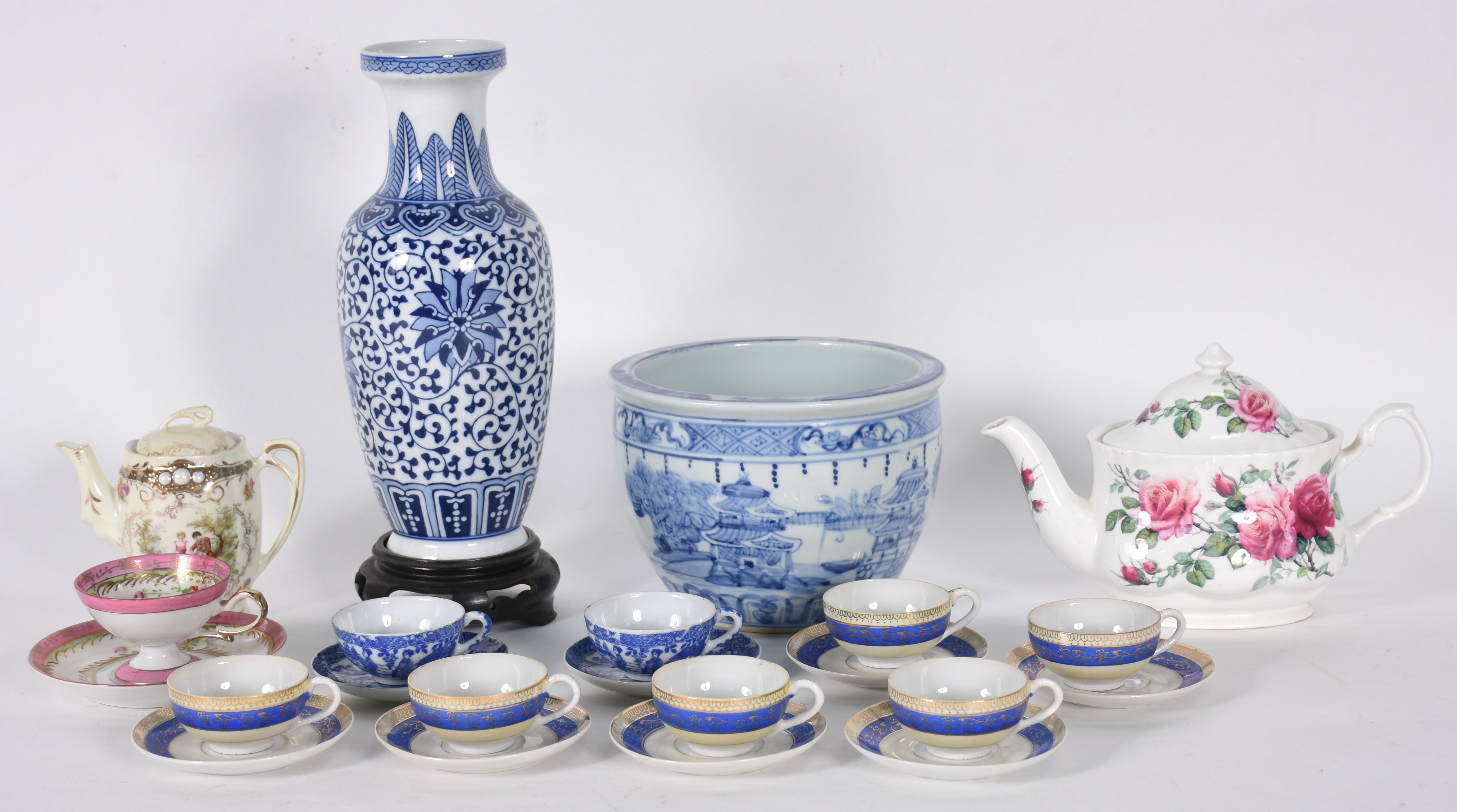 Diversas peças, sendo 6 xícaras para café com pires de porcelana... - foto 3 de 8