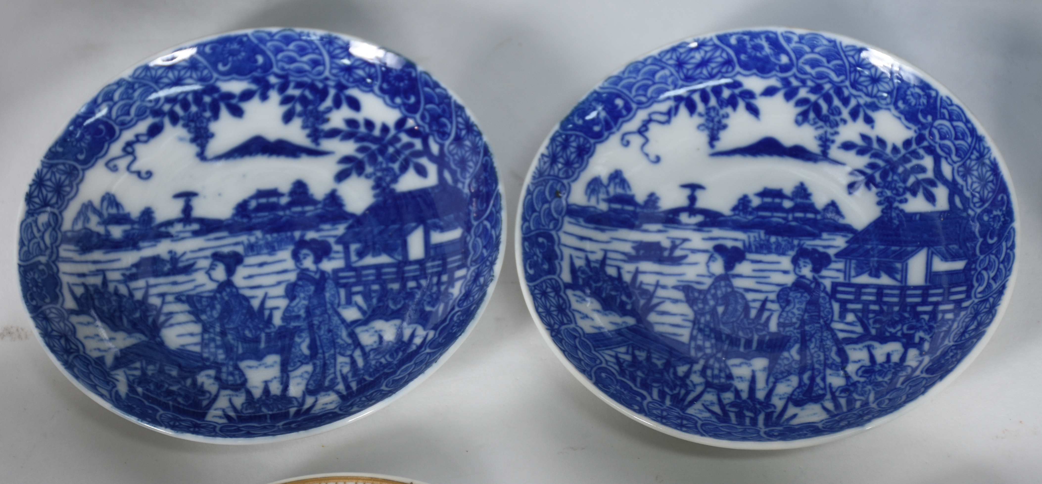 Diversas peças, sendo 6 xícaras para café com pires de porcelana... - foto 4 de 8