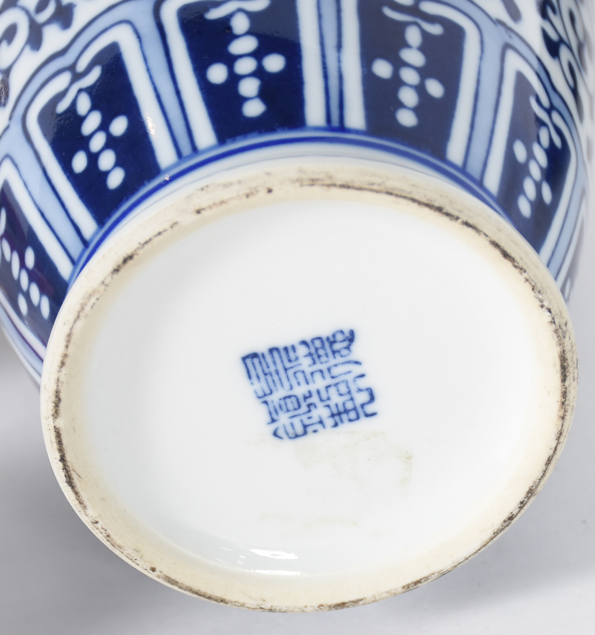 Diversas peças, sendo 6 xícaras para café com pires de porcelana... - foto 7 de 8