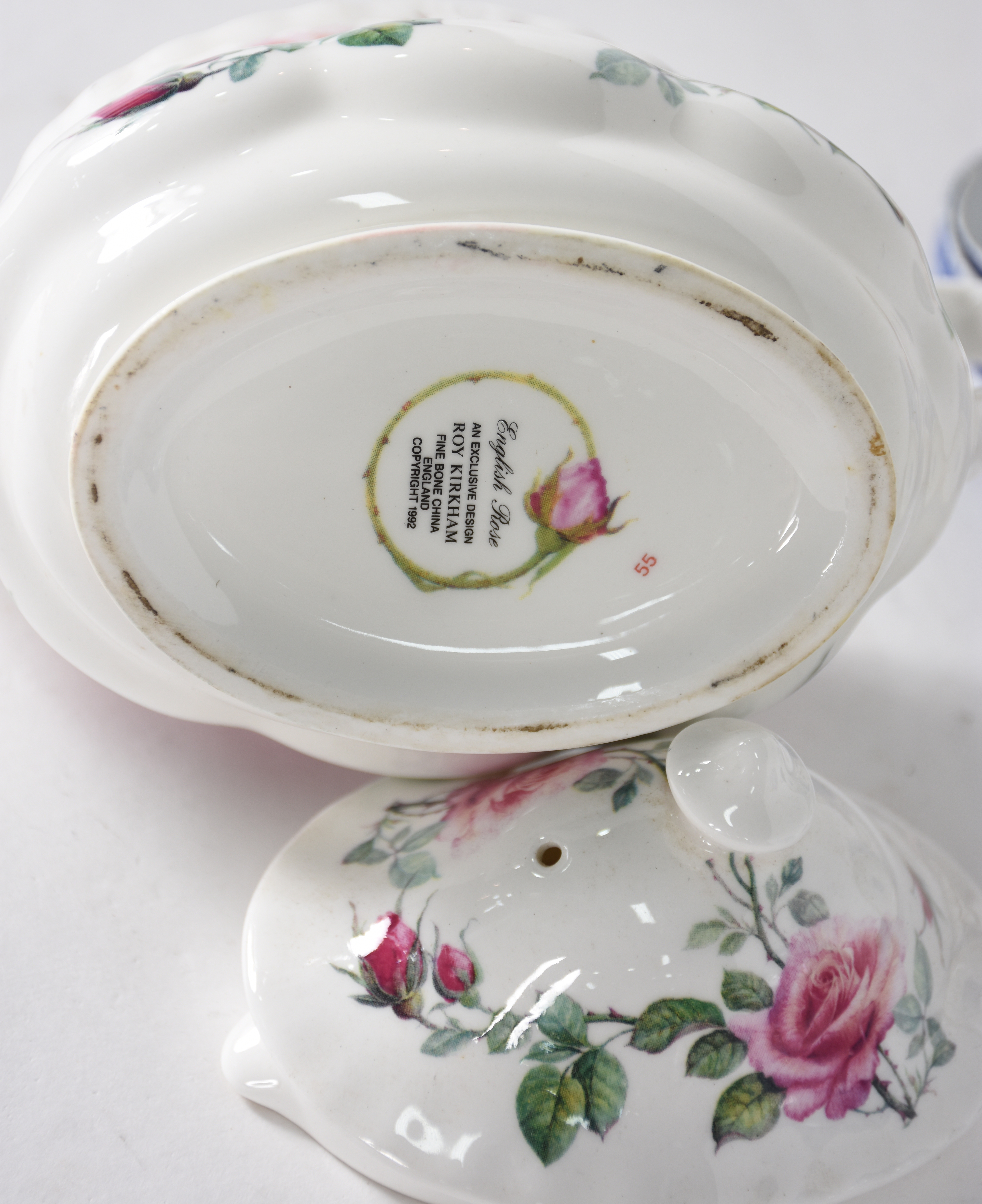 Diversas peças, sendo 6 xícaras para café com pires de porcelana... - foto 8 de 8