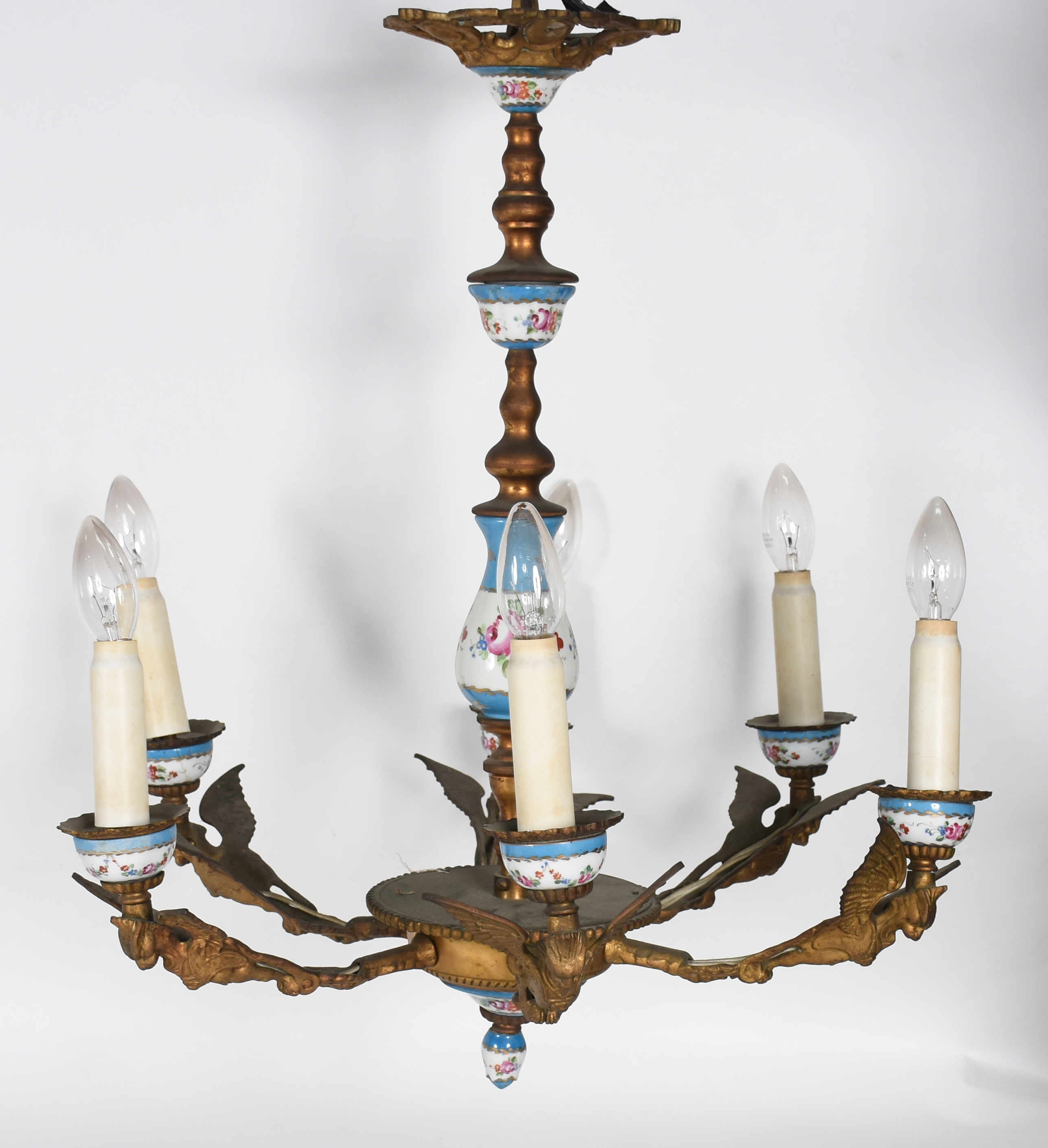 Antigo lustre de bronze dourado com detalhes de porcelana francesa na... - foto 1 de 3