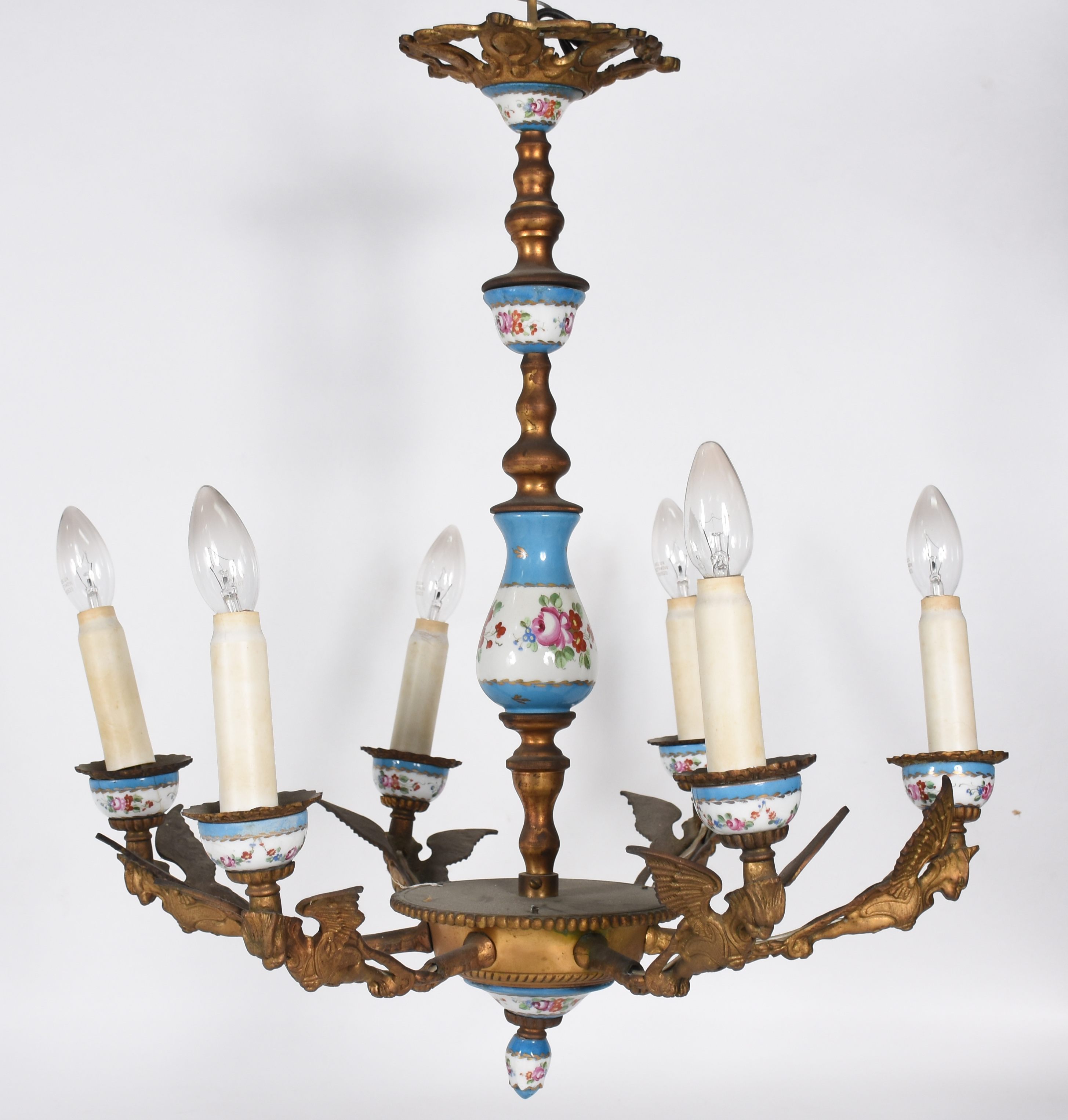 Antigo lustre de bronze dourado com detalhes de porcelana francesa na... - foto 2 de 3